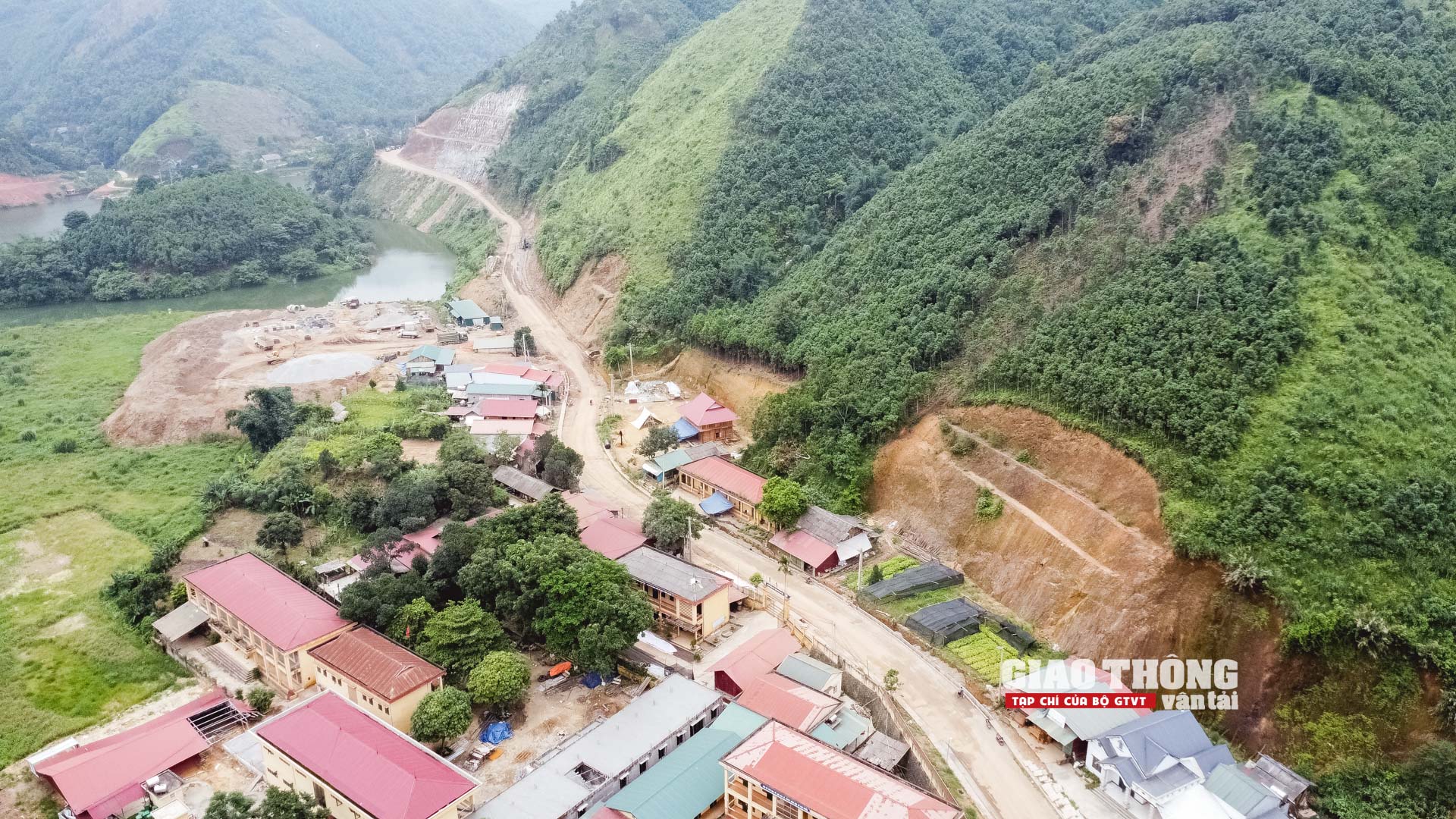 Tăng tốc thi công đường nối Nghĩa Lộ với cao tốc Nội Bài -Lào Cai những ngày nắng như đổ lửa- Ảnh 18. Tăng tốc thi công đường nối Nghĩa Lộ với cao tốc Nội Bài -Lào Cai những ngày nắng như đổ lửa- Ảnh 18.