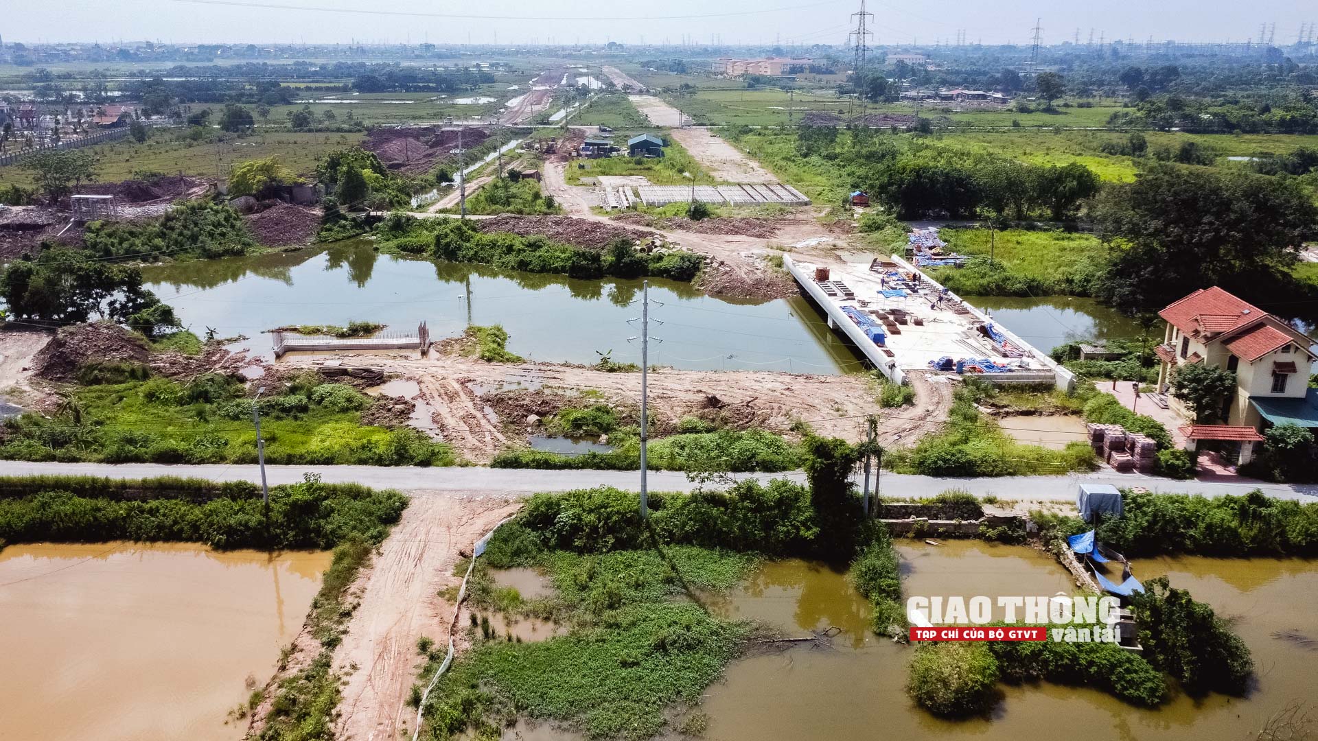 Công trường Vành đai 4 Hà Nội chằng chịt dây điện cản tiến độ thi công- Ảnh 28. Công trường Vành đai 4 Hà Nội chằng chịt dây điện cản tiến độ thi công- Ảnh 28.