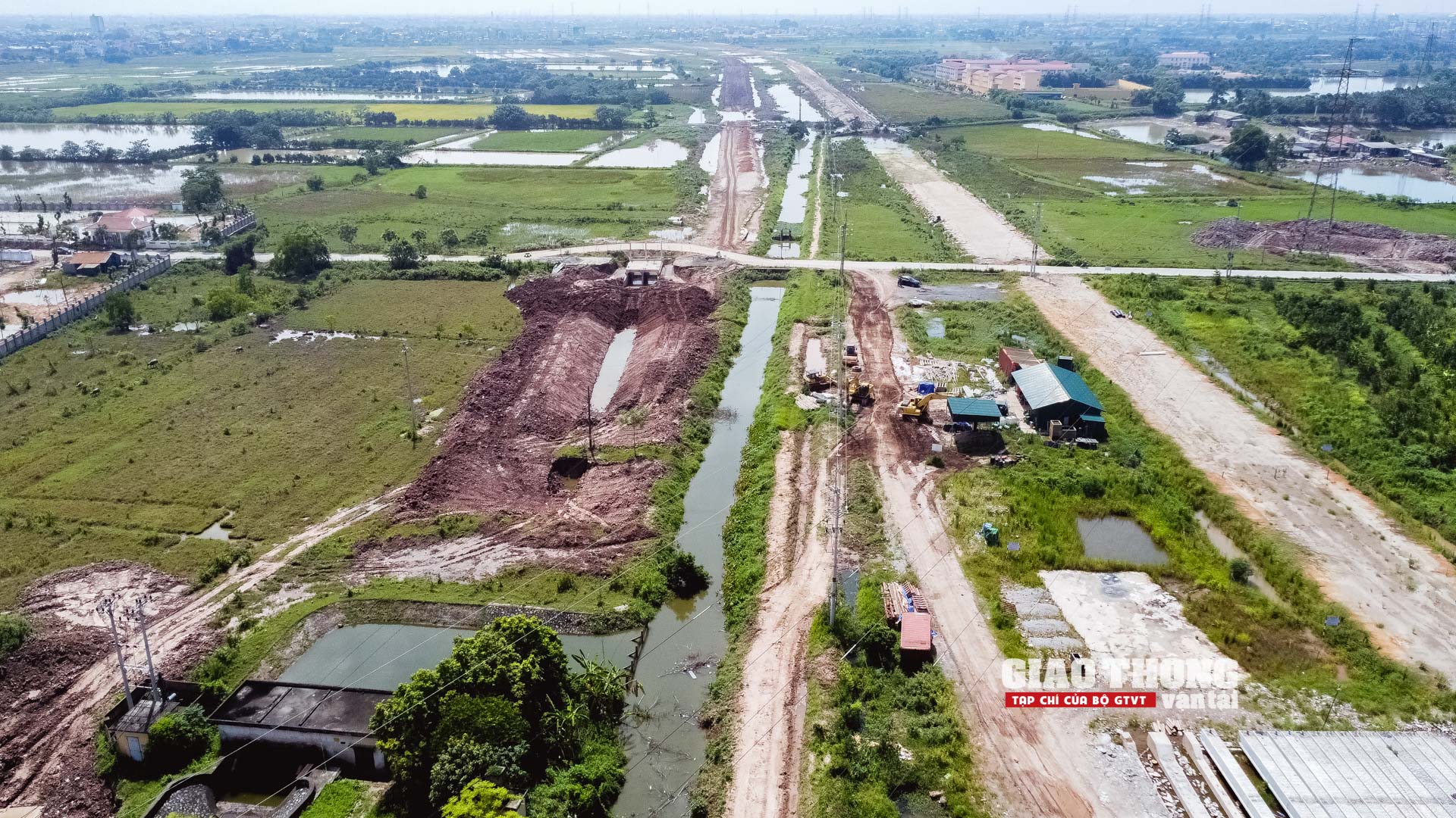 Công trường Vành đai 4 Hà Nội chằng chịt dây điện cản tiến độ thi công- Ảnh 12. Công trường Vành đai 4 Hà Nội chằng chịt dây điện cản tiến độ thi công- Ảnh 12.