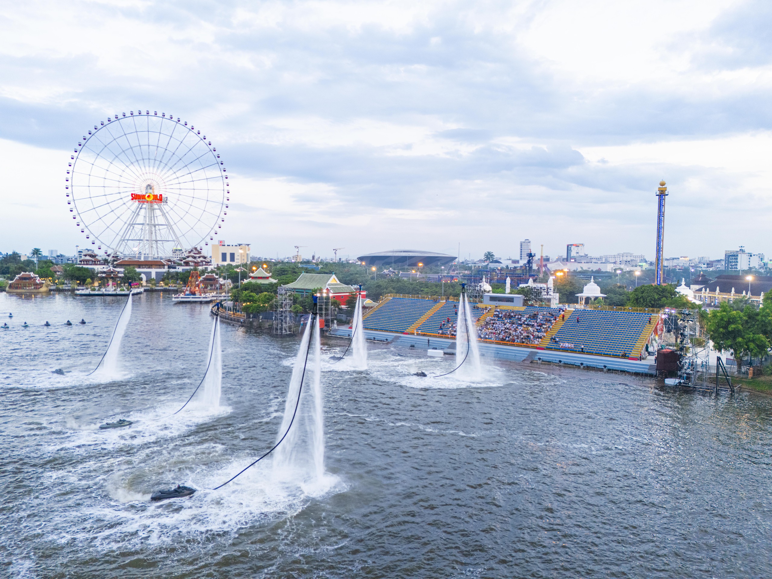 “Bừng tỉnh” giác quan với show diễn Awaken River tại Đà Nẵng- Ảnh 1. “Bừng tỉnh” giác quan với show diễn Awaken River tại Đà Nẵng- Ảnh 1.