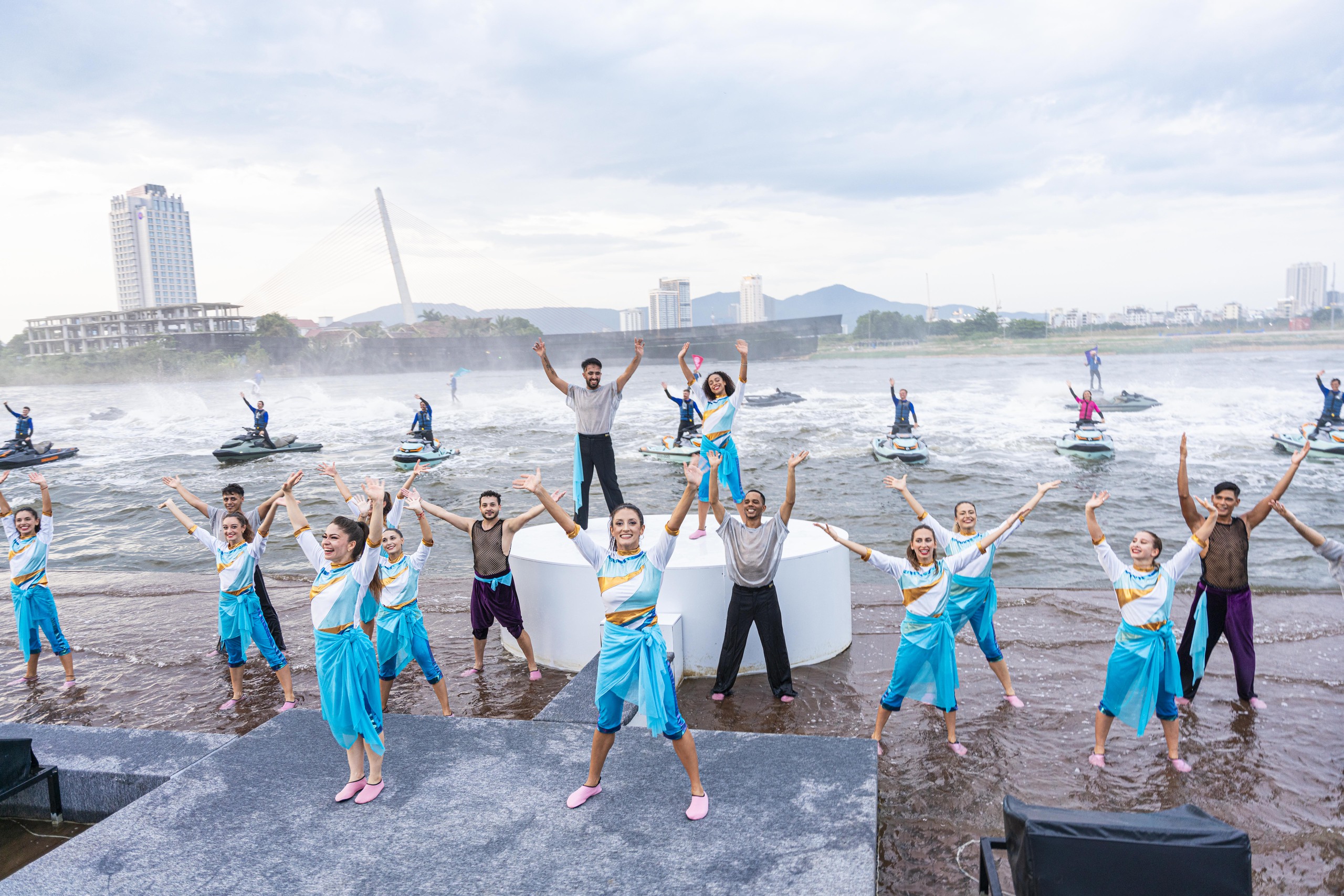 “Bừng tỉnh” giác quan với show diễn Awaken River tại Đà Nẵng- Ảnh 6. “Bừng tỉnh” giác quan với show diễn Awaken River tại Đà Nẵng- Ảnh 6.