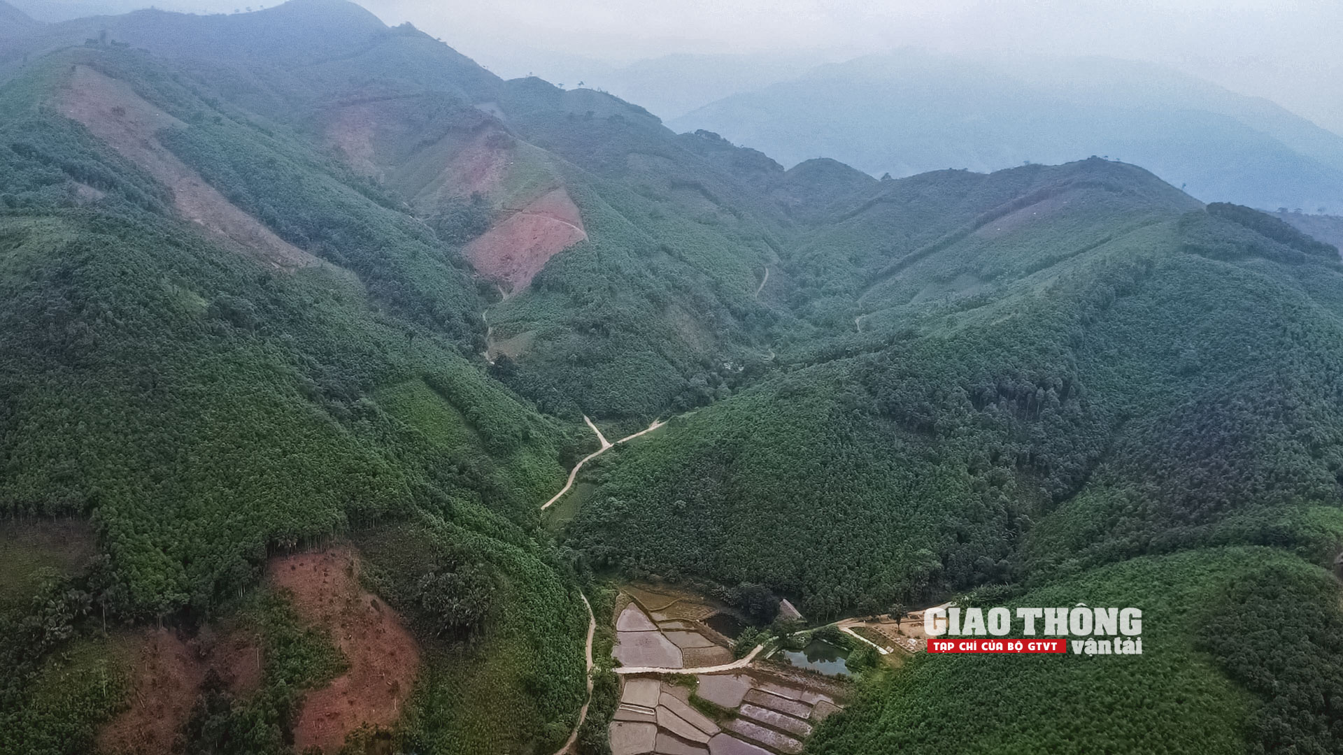 Tăng tốc thi công đường nối Nghĩa Lộ với cao tốc Nội Bài -Lào Cai những ngày nắng như đổ lửa- Ảnh 12. Tăng tốc thi công đường nối Nghĩa Lộ với cao tốc Nội Bài -Lào Cai những ngày nắng như đổ lửa- Ảnh 12.