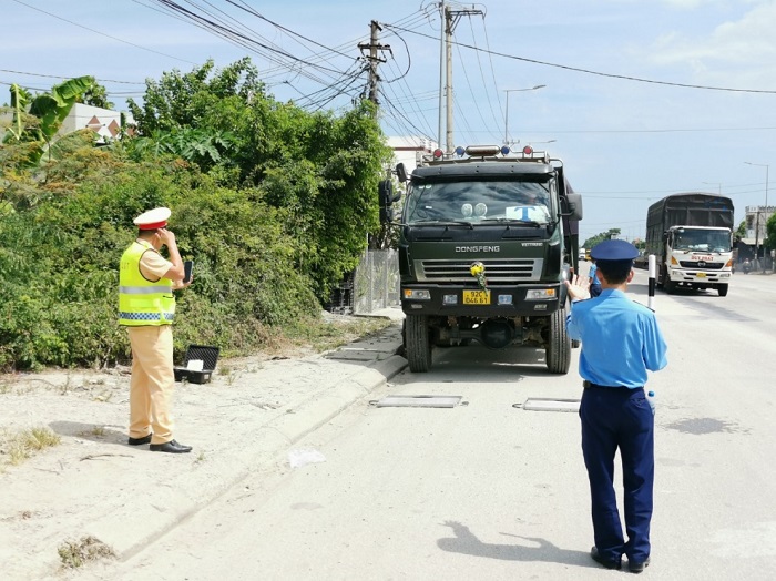 Quảng Ngãi: CSGT, Thanh tra giao thông hợp sức kiểm soát tải trọng xe, xử lý xe quá tải- Ảnh 2.