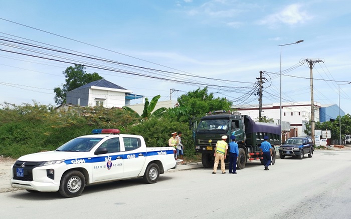 Quảng Ngãi: CSGT, Thanh tra giao thông hợp sức kiểm soát tải trọng xe, xử lý xe quá tải- Ảnh 1.