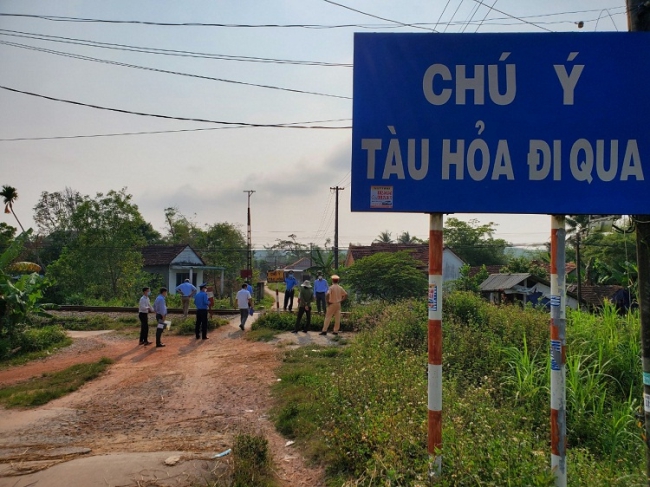 Quảng Ngãi nỗ lực xóa lối đi tự mở, đảm bảo ATGT tuyến đường sắt Bắc - Nam- Ảnh 1.