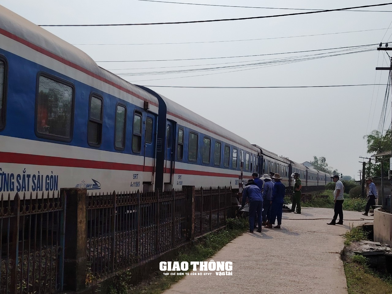 Cần ngăn chặn, xử lý hành vi ném đá lên tàu tuyến Bắc - Nam qua tỉnh Quảng Ngãi, Bình Định- Ảnh 1.