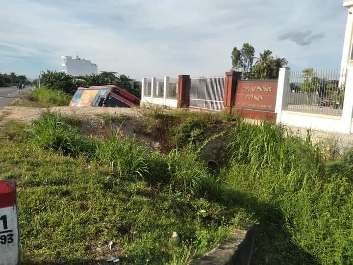 Xe khách chở 26 người lao xuống ta-luy QL1 ở Quảng Ngãi, 3 người bị thương- Ảnh 1.