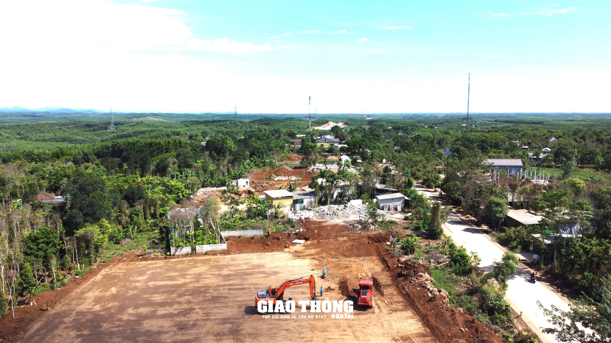 Vướng mặt bằng thi công cao tốc Vạn Ninh - Cam Lộ: Nhà thầu gặp khó, chủ đầu tư quyết liệt vào cuộc tháo gỡ- Ảnh 2.