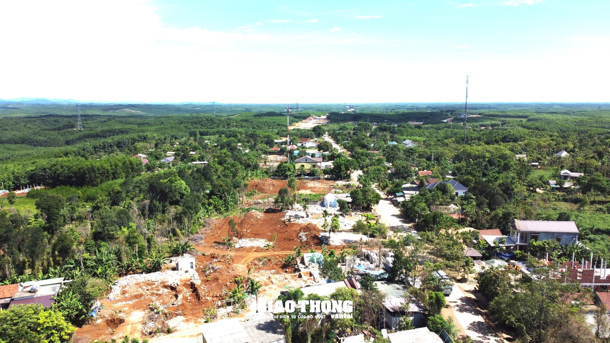 Vướng mặt bằng thi công cao tốc Vạn Ninh - Cam Lộ: Nhà thầu gặp khó, chủ đầu tư quyết liệt vào cuộc tháo gỡ- Ảnh 4.