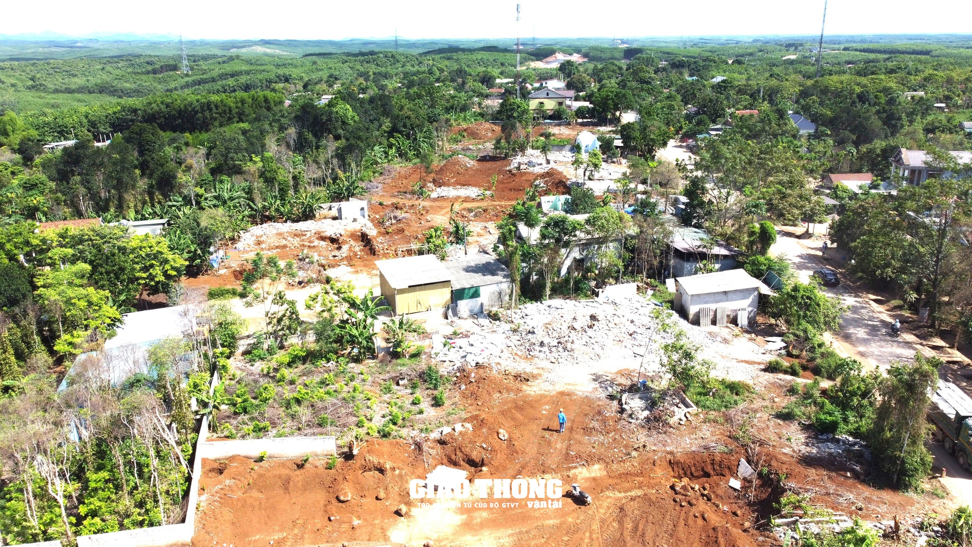 Vướng mặt bằng thi công cao tốc Vạn Ninh - Cam Lộ: Nhà thầu gặp khó, chủ đầu tư quyết liệt vào cuộc tháo gỡ- Ảnh 1.