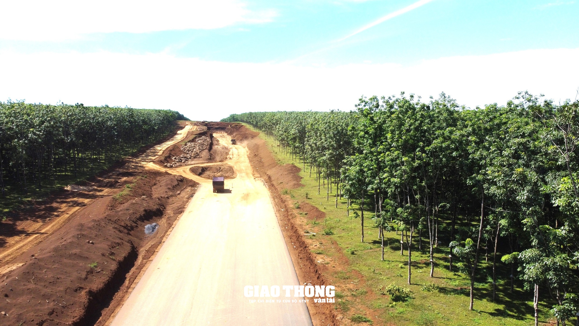 Vướng mặt bằng thi công cao tốc Vạn Ninh - Cam Lộ: Nhà thầu gặp khó, chủ đầu tư quyết liệt vào cuộc tháo gỡ- Ảnh 14.