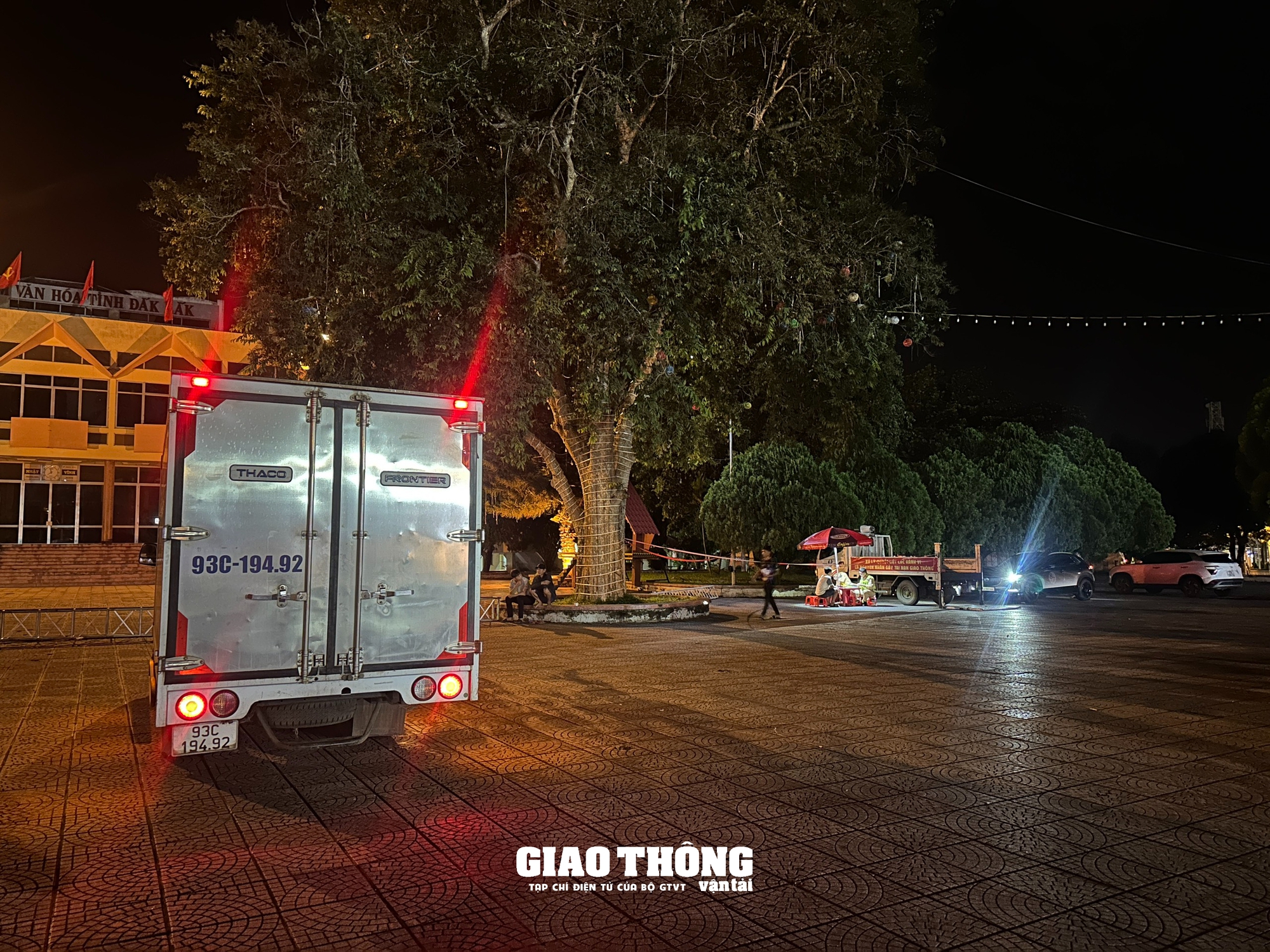 Cận cảnh CSGT TP. Buôn Ma Thuột (Đắk Lắk) xuyên đêm xử phạt loạt tài xế vi phạm nồng độ cồn- Ảnh 2.