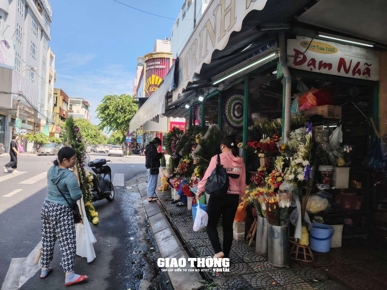 Đà Nẵng lập lại trật tự ATGT khu vực chợ Hàn: Hiệu quả từ các biện pháp phân luồng, cấm đỗ xe- Ảnh 5. Đà Nẵng lập lại trật tự ATGT khu vực chợ Hàn: Hiệu quả từ các biện pháp phân luồng, cấm đỗ xe- Ảnh 5.