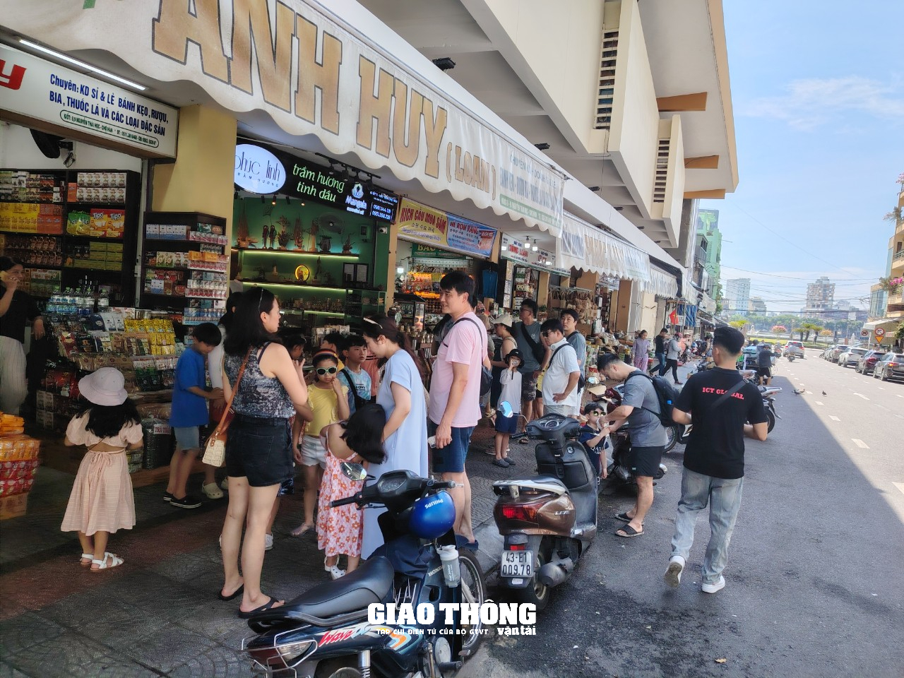 Đà Nẵng lập lại trật tự ATGT khu vực chợ Hàn: Hiệu quả từ các biện pháp phân luồng, cấm đỗ xe- Ảnh 7. Đà Nẵng lập lại trật tự ATGT khu vực chợ Hàn: Hiệu quả từ các biện pháp phân luồng, cấm đỗ xe- Ảnh 7.