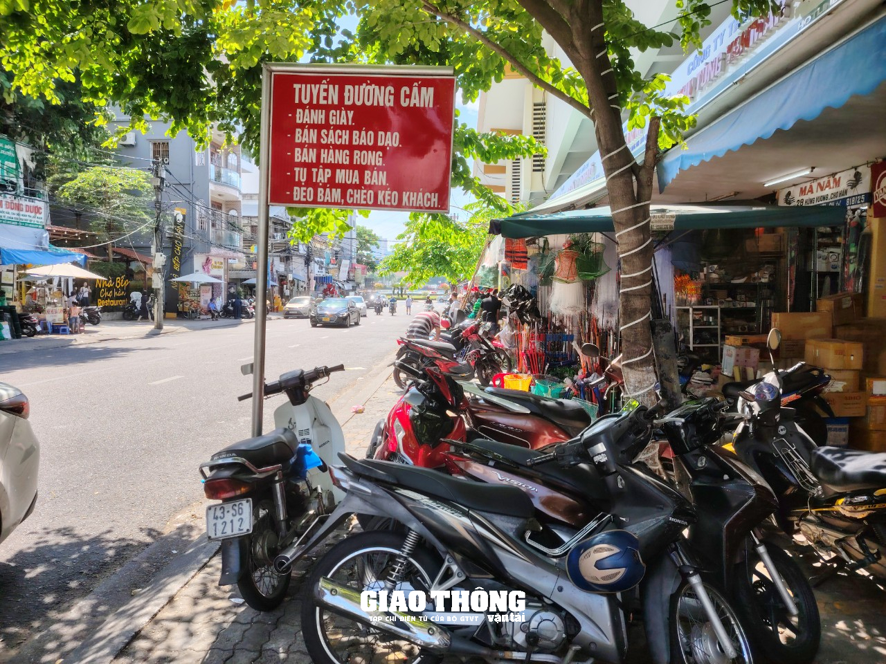 Đà Nẵng lập lại trật tự ATGT khu vực chợ Hàn: Hiệu quả từ các biện pháp phân luồng, cấm đỗ xe- Ảnh 9. Đà Nẵng lập lại trật tự ATGT khu vực chợ Hàn: Hiệu quả từ các biện pháp phân luồng, cấm đỗ xe- Ảnh 9.