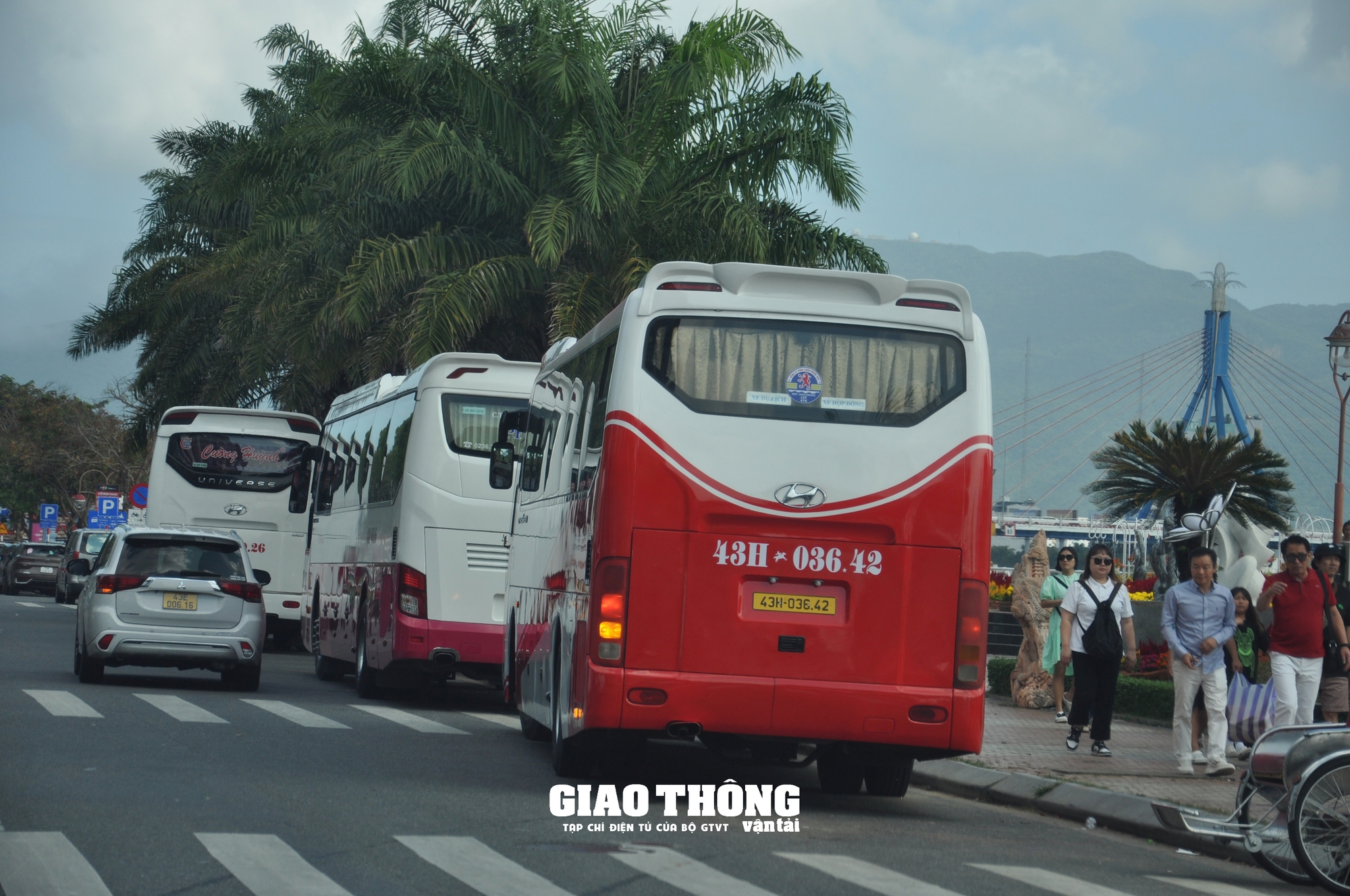 Đà Nẵng lập lại trật tự ATGT khu vực chợ Hàn: Hiệu quả từ các biện pháp phân luồng, cấm đỗ xe- Ảnh 10. Đà Nẵng lập lại trật tự ATGT khu vực chợ Hàn: Hiệu quả từ các biện pháp phân luồng, cấm đỗ xe- Ảnh 10.