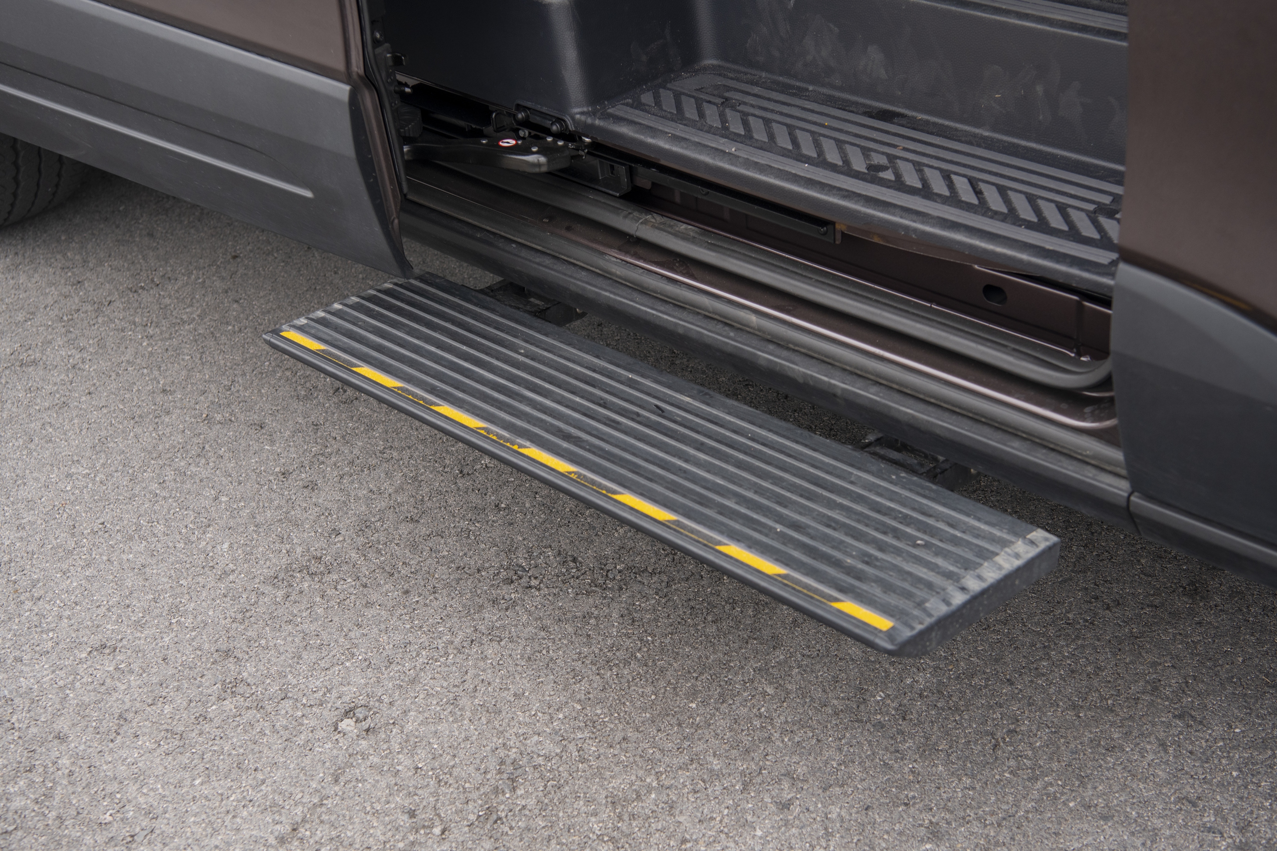 Ford Transit 2024 ra mắt thị trường Việt Nam, giá bán từ 905 triệu đồng- Ảnh 7.