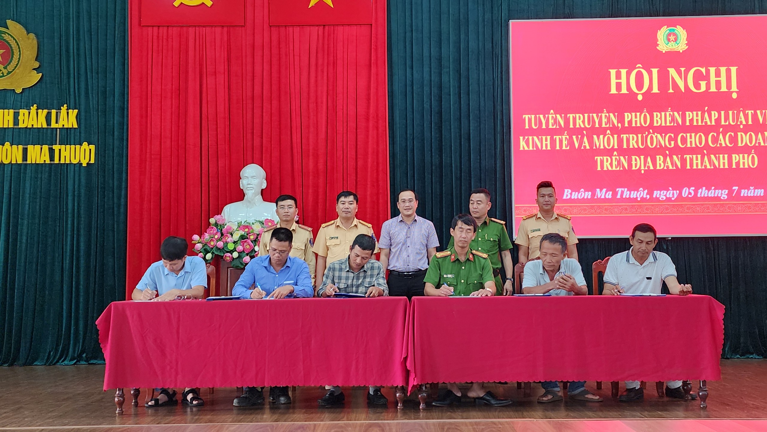 Doanh nghiệp kinh doanh vận tải Đắk Lắk ký cam kết không vi phạm pháp luật về trật tự ATGT- Ảnh 1.