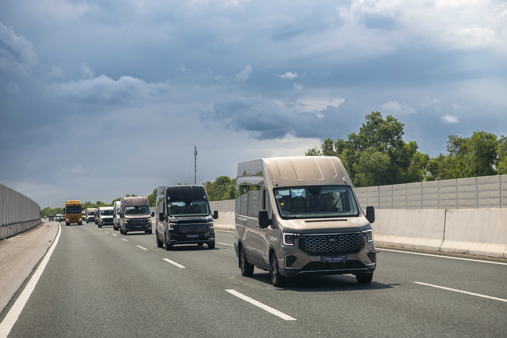 Ford Transit 2024 là mẫu xe vận tải hành khách hạng nhẹ đầu tiên được trang bị đầy đủ các tính năng an toàn cơ bản như ABS, EBD, ESP, Cruise Control, đèn pha tự động, camera lùi, cảm biến (sau) hỗ trợ đỗ xe...