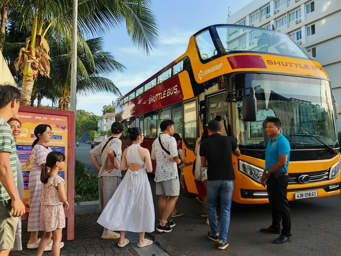 Trải nghiệm một vòng Phú Quốc trên xe bus 2 tầng - Ảnh 1.