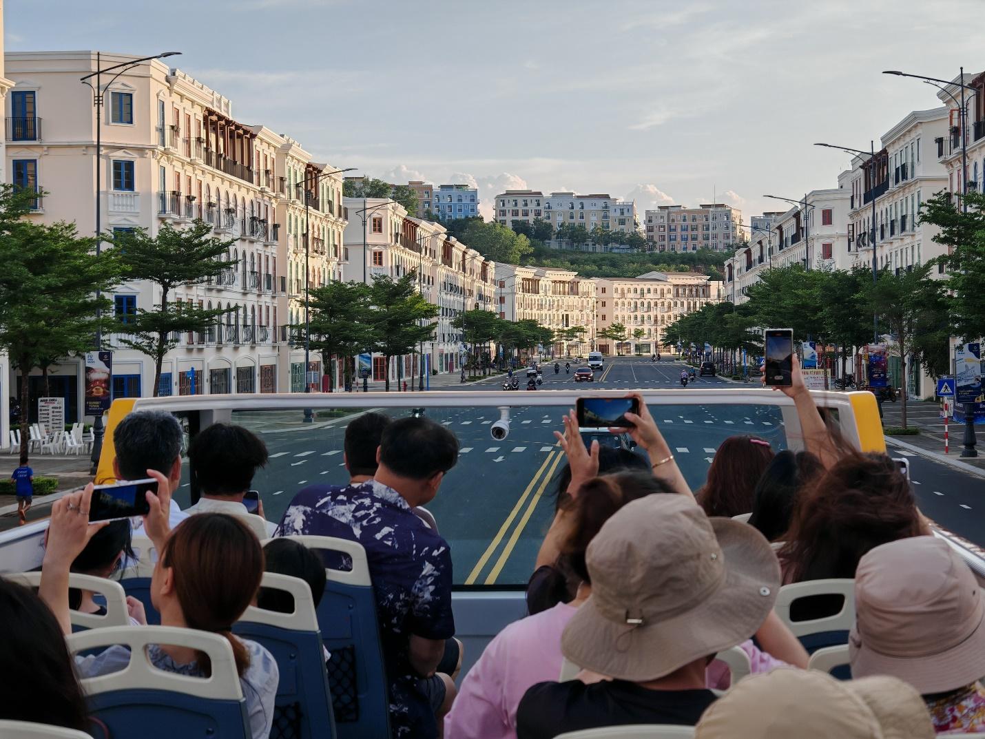 Trải nghiệm một vòng Phú Quốc trên xe bus 2 tầng - Ảnh 3.