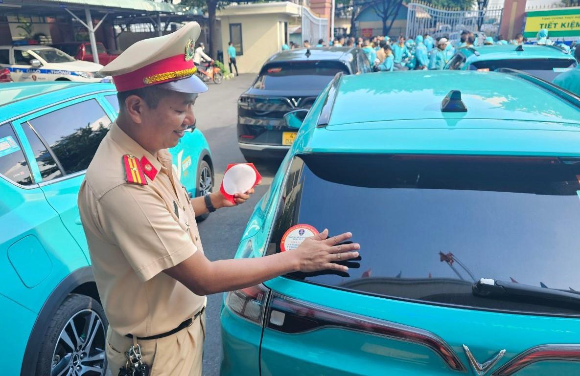 CSGT Đà Nẵng tăng cường tuyên truyền pháp luật về TTATGT, kinh doanh vận tải - Ảnh 3.