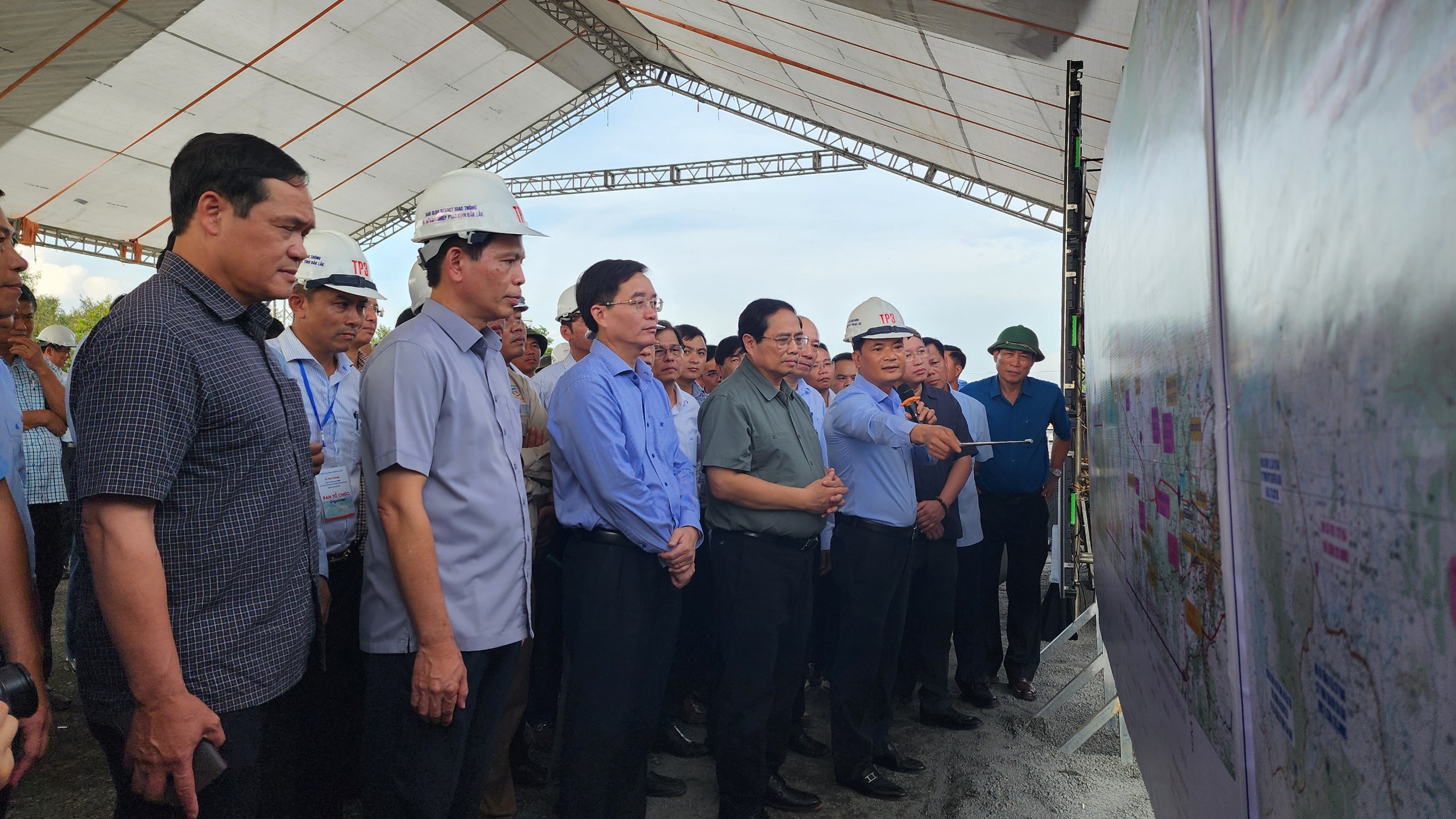 Thủ tướng Chính phủ thị sát công trình dự án cao tốc Khánh Hòa - Buôn Ma Thuột- Ảnh 2. Thủ tướng Chính phủ thị sát công trình dự án cao tốc Khánh Hòa - Buôn Ma Thuột- Ảnh 2.