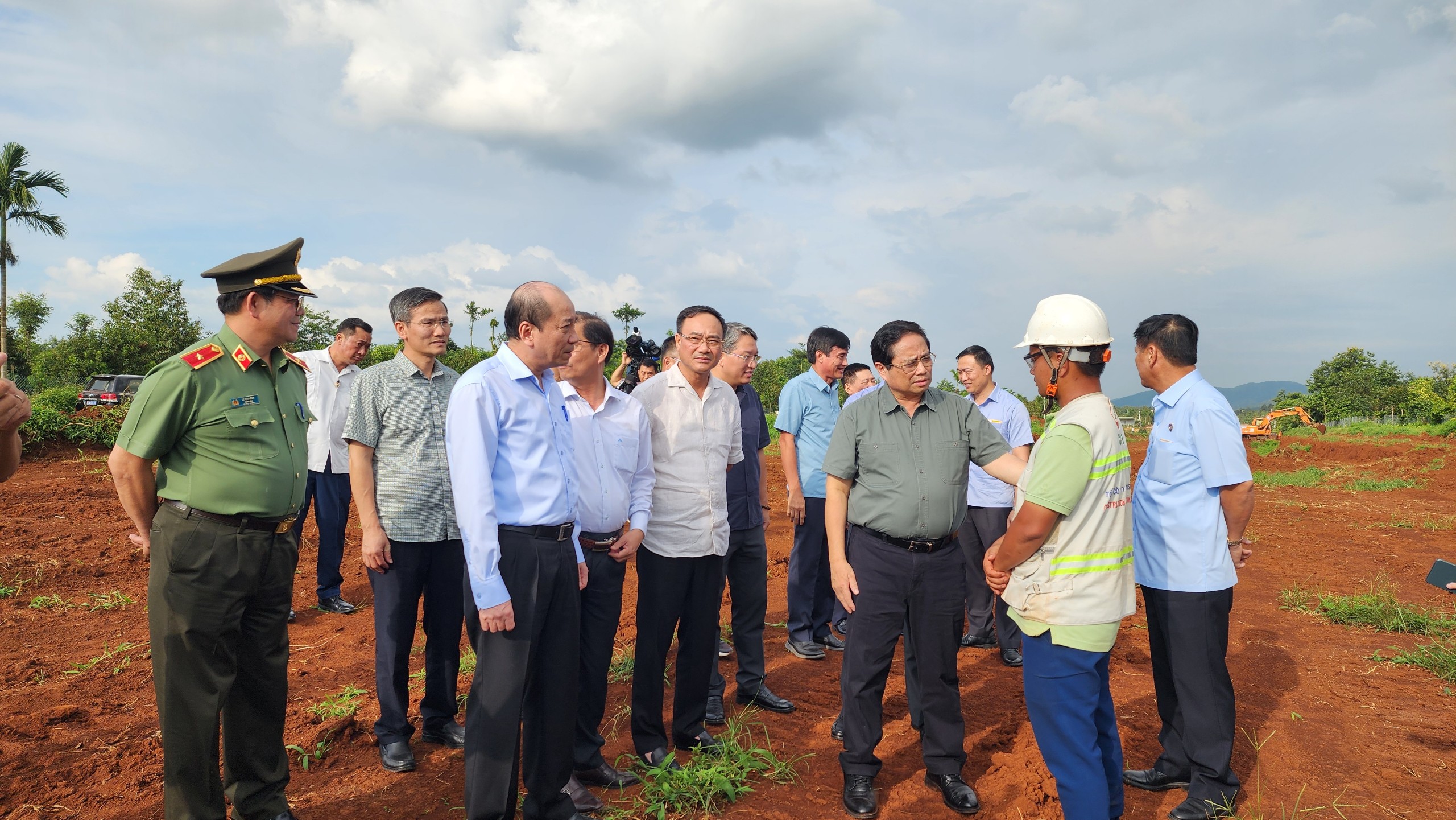 Thủ tướng Chính phủ thị sát công trình dự án cao tốc Khánh Hòa - Buôn Ma Thuột- Ảnh 1. Thủ tướng Chính phủ thị sát công trình dự án cao tốc Khánh Hòa - Buôn Ma Thuột- Ảnh 1.