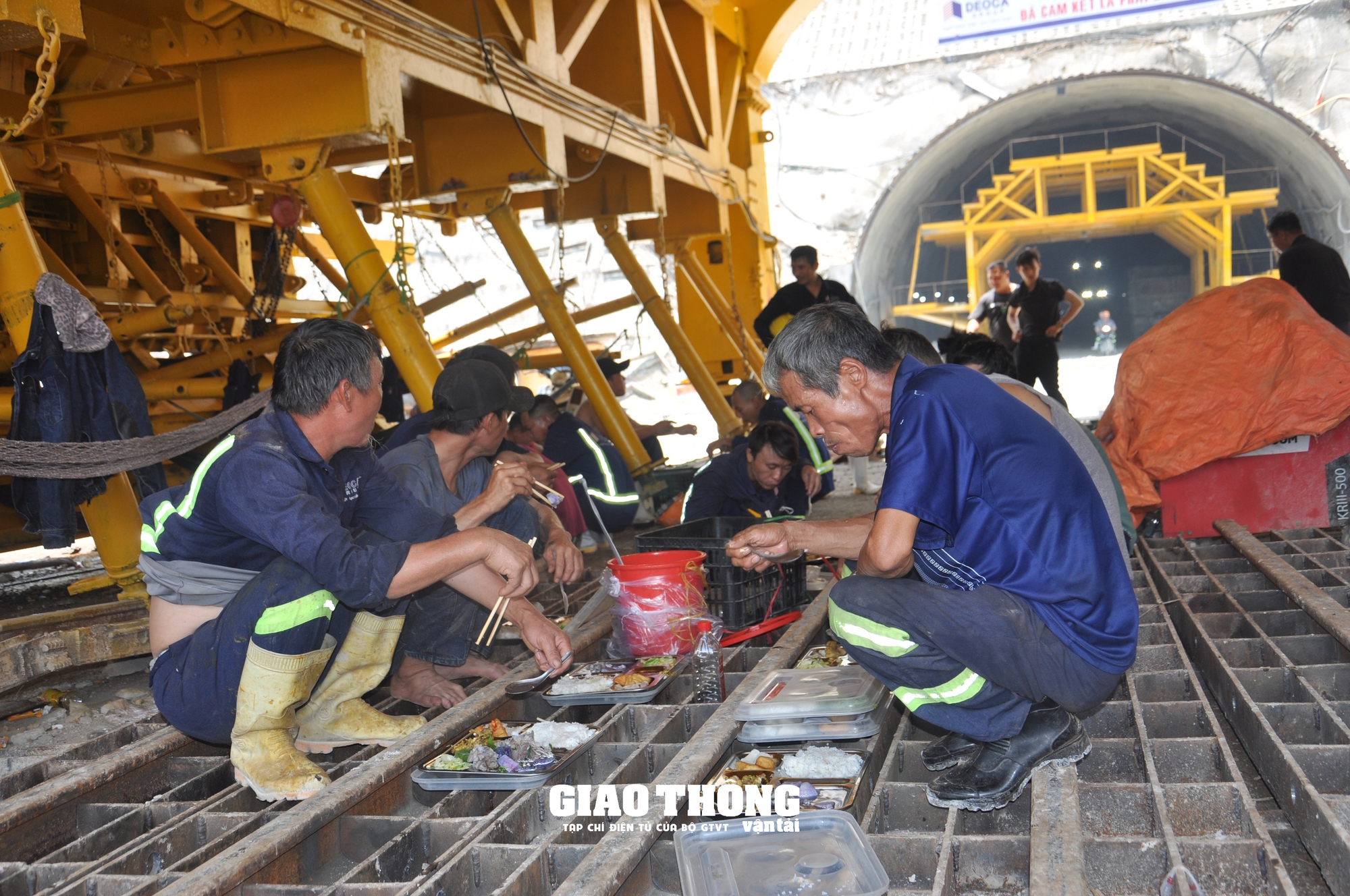 Chong đèn ngày đêm, tăng tốc thi công hầm dài nhất dự án cao tốc Bắc-Nam- Ảnh 3.