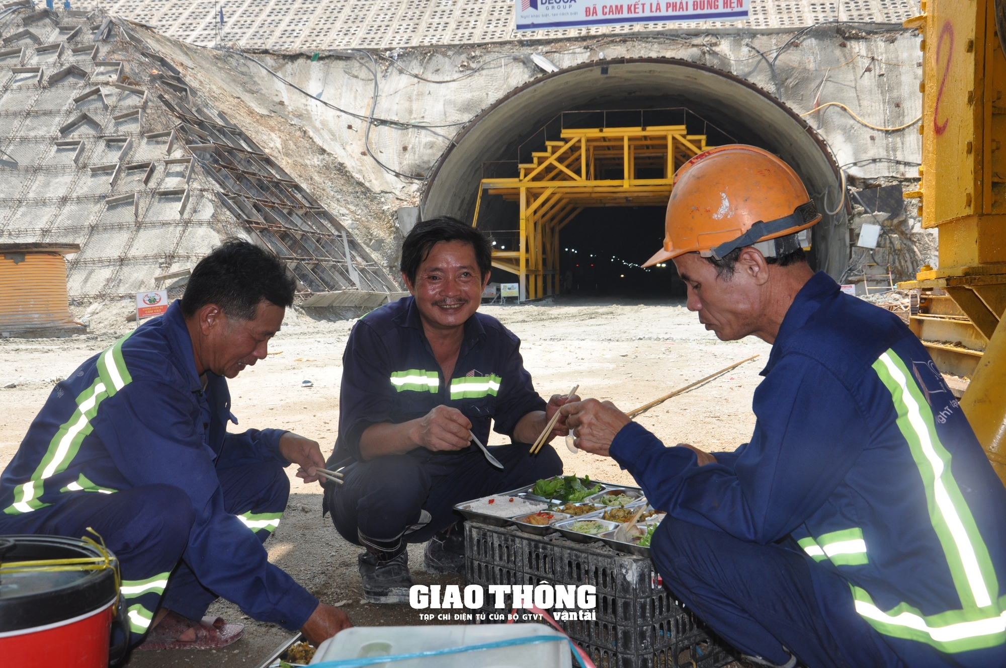 Chong đèn ngày đêm, tăng tốc thi công hầm dài nhất dự án cao tốc Bắc-Nam- Ảnh 4.