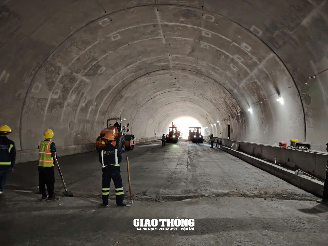 Chong đèn ngày đêm, tăng tốc thi công hầm dài nhất dự án cao tốc Bắc-Nam- Ảnh 16.