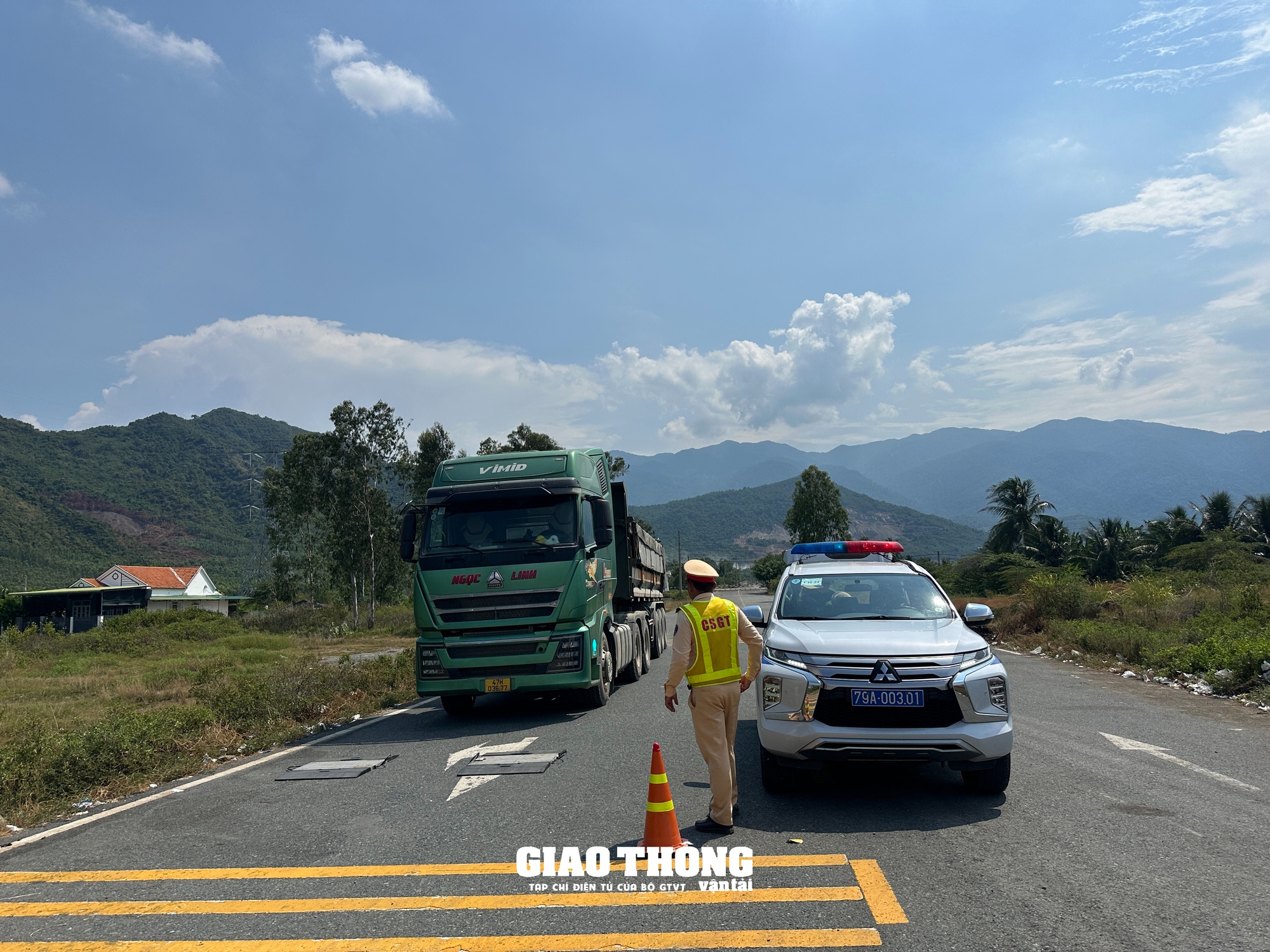 CSGT Khánh Hòa tăng cường kiểm tra, xử lý xe quá tải sau phản ánh của Tạp chí GTVT- Ảnh 1.