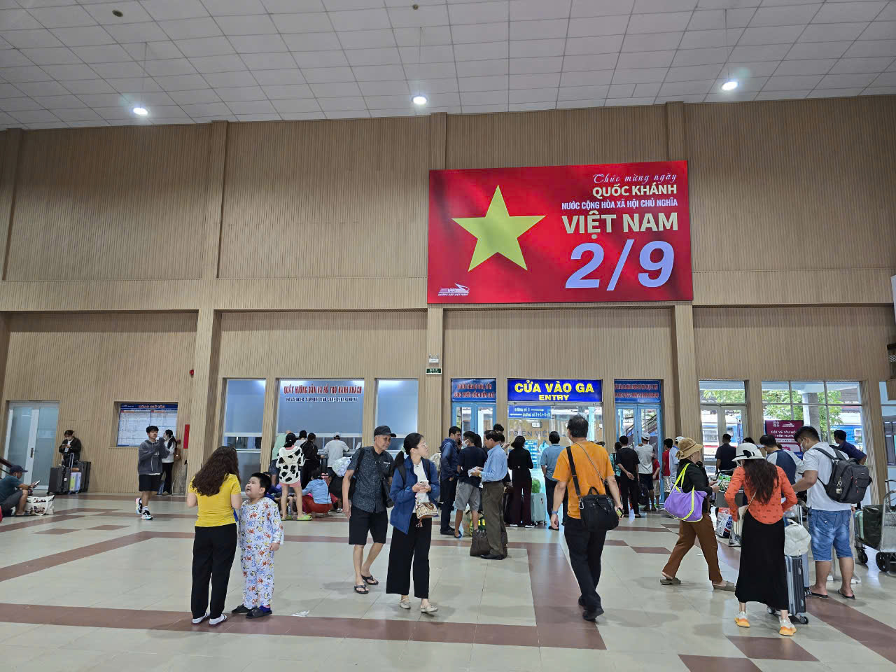 Chùm ảnh: Lễ 2/9, dòng người nườm nượp di chuyển bằng phương tiện tàu hỏa- Ảnh 11. Chùm ảnh: Lễ 2/9, dòng người nườm nượp di chuyển bằng phương tiện tàu hỏa- Ảnh 11.