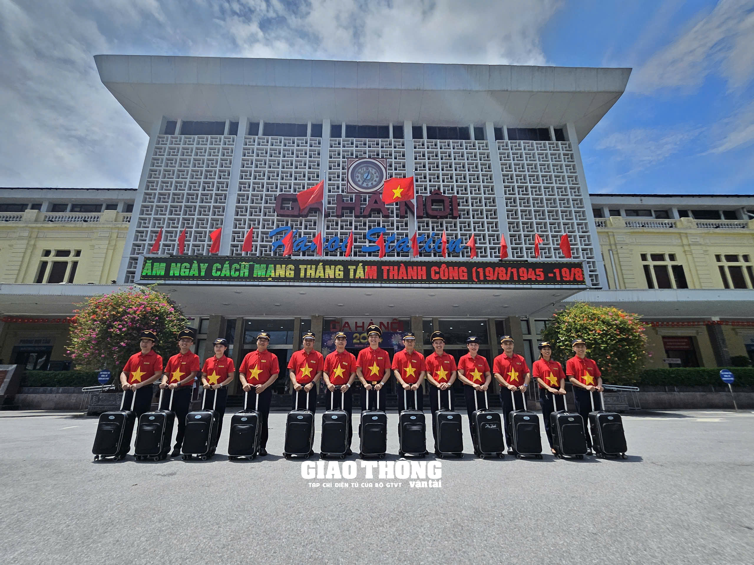 Chùm ảnh: Lễ 2/9, dòng người nườm nượp di chuyển bằng phương tiện tàu hỏa- Ảnh 1. Chùm ảnh: Lễ 2/9, dòng người nườm nượp di chuyển bằng phương tiện tàu hỏa- Ảnh 1.