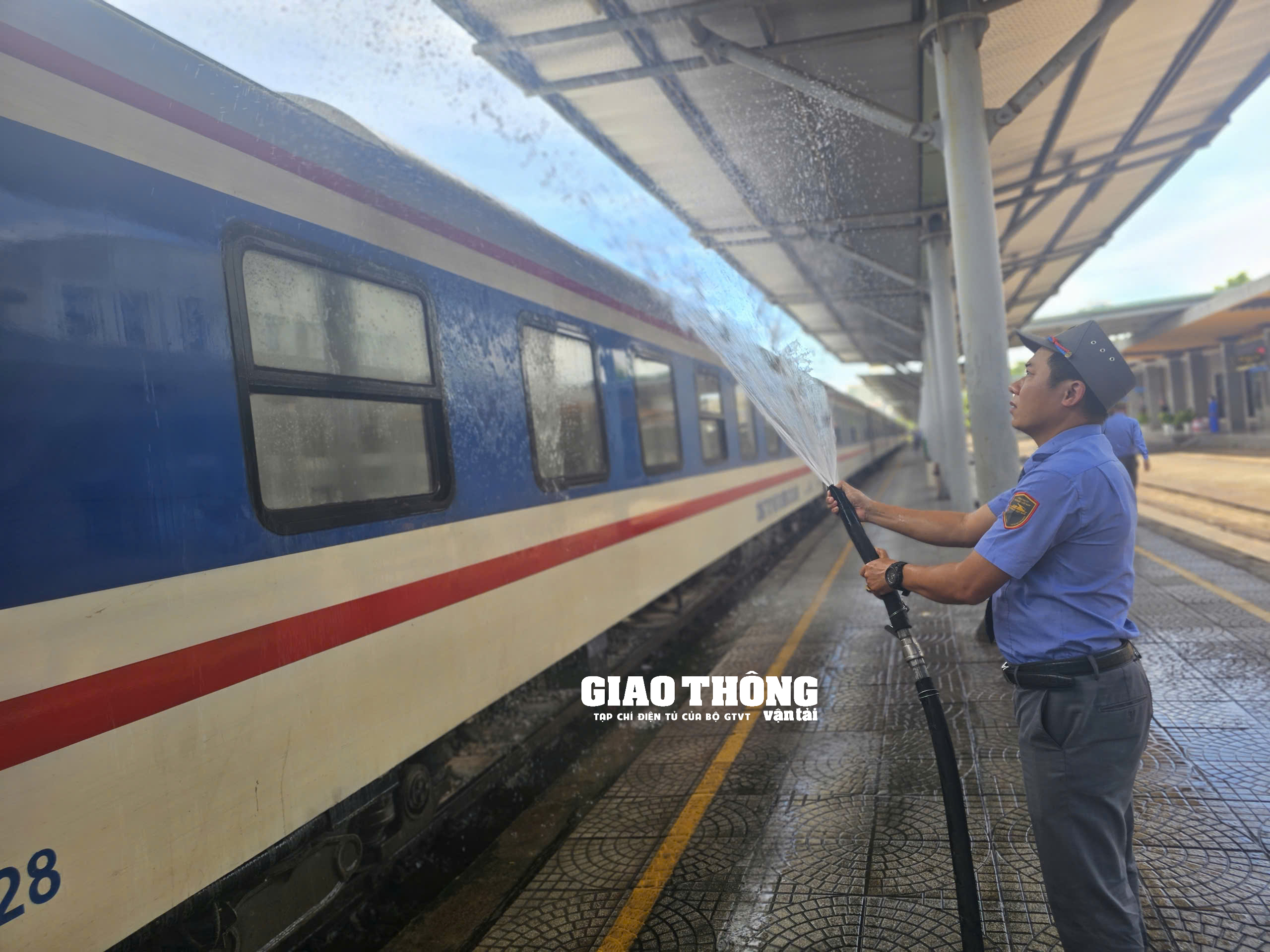 Chùm ảnh: Lễ 2/9, dòng người nườm nượp di chuyển bằng phương tiện tàu hỏa- Ảnh 10. Chùm ảnh: Lễ 2/9, dòng người nườm nượp di chuyển bằng phương tiện tàu hỏa- Ảnh 10.