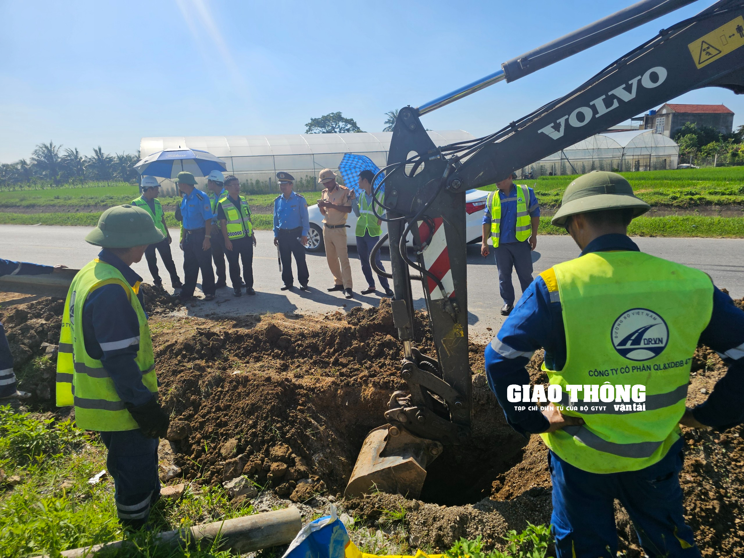 Cận cảnh rào đóng đường ngang đấu nối trái phép vào QL10 qua địa bàn Thanh Hóa - Ảnh 1.