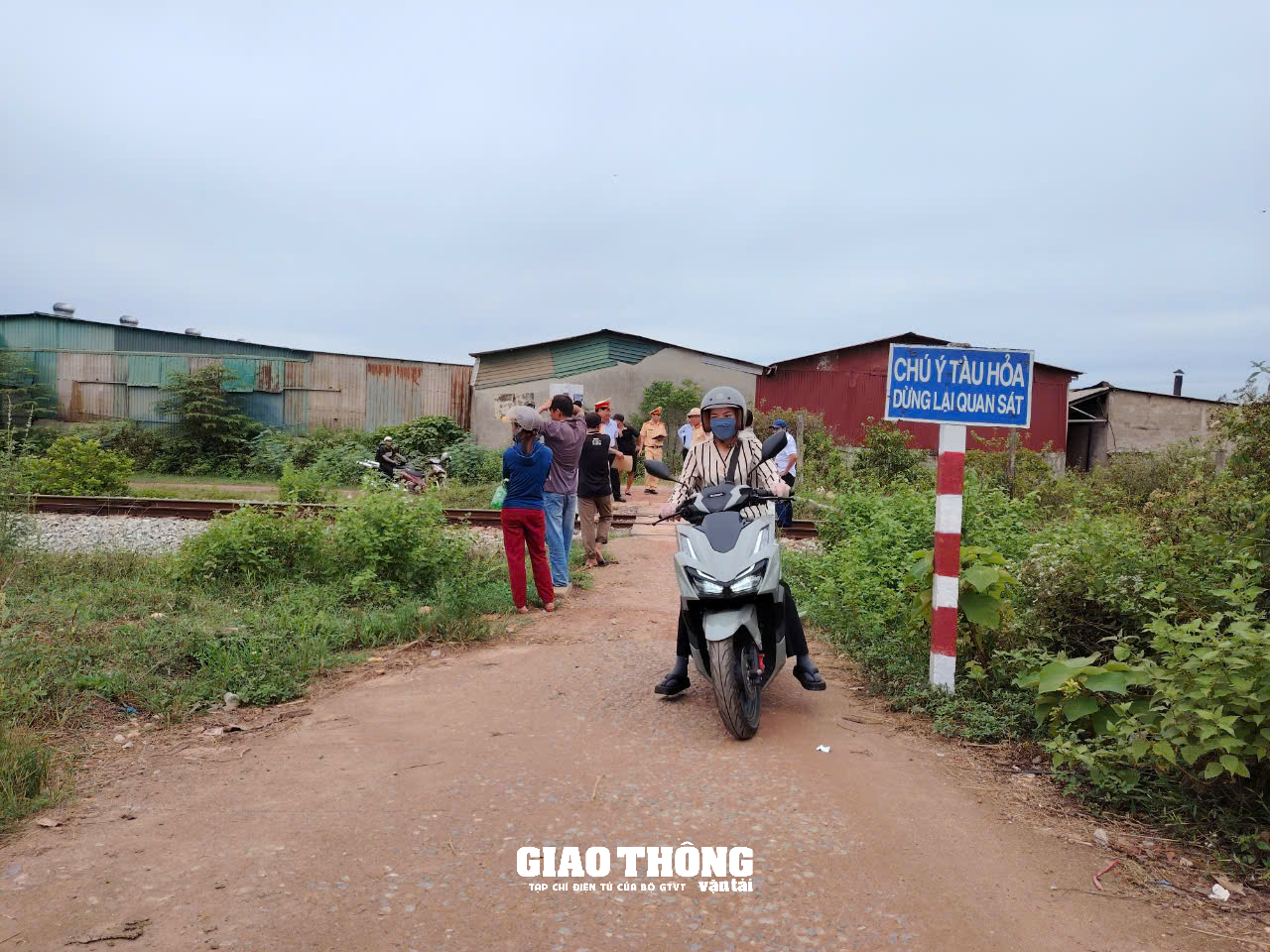 Kiểm tra, xử lý các lối đị tự mở, gây mất ATGT trên tuyến đường sắt Bắc-Nam ở tỉnh Quảng Trị - Ảnh 2.