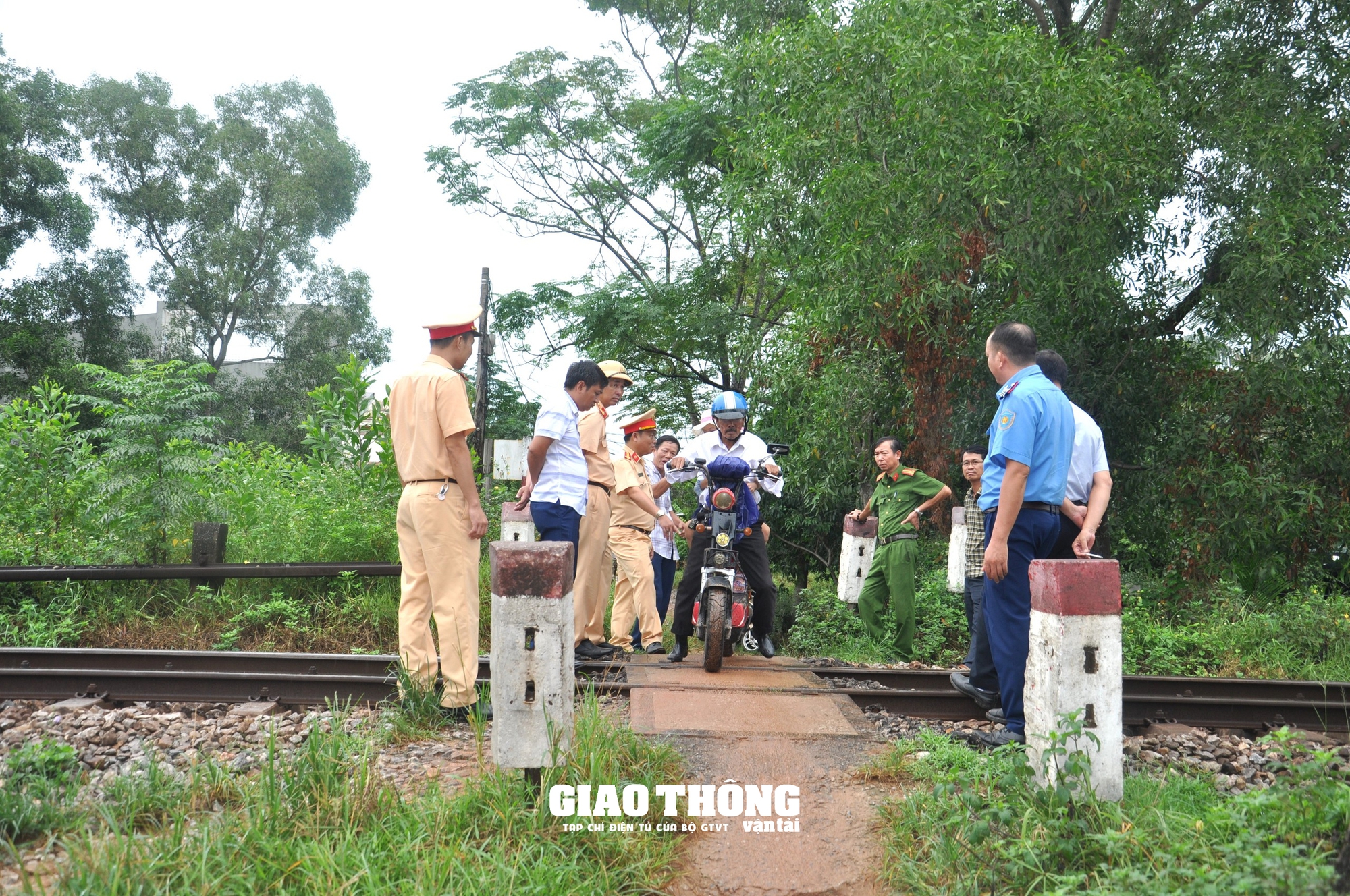 Kiểm tra, xử lý các lối đị tự mở, gây mất ATGT trên tuyến đường sắt Bắc-Nam ở tỉnh Quảng Trị - Ảnh 9.