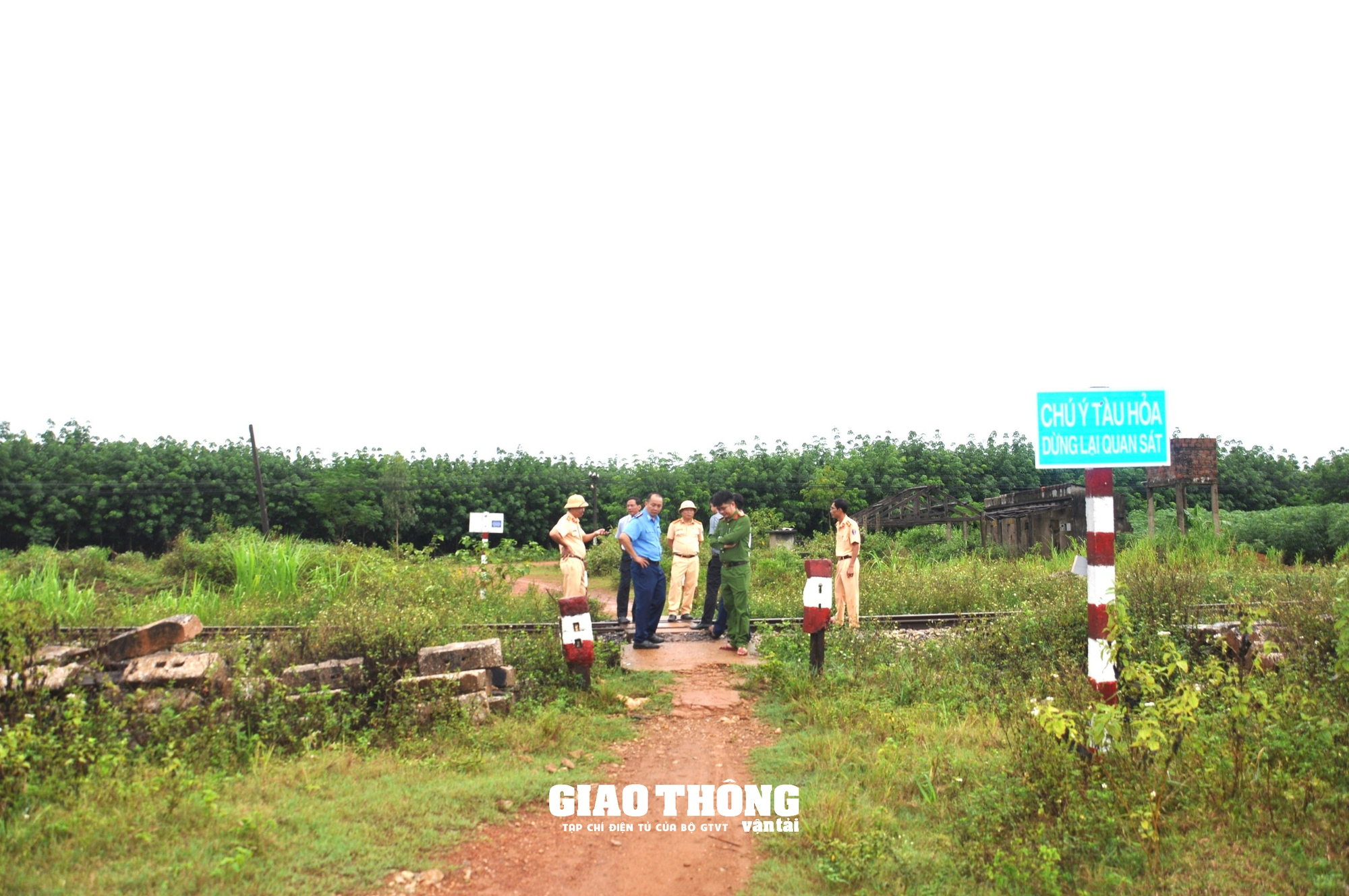 Kiểm tra, xử lý các lối đị tự mở, gây mất ATGT trên tuyến đường sắt Bắc-Nam ở tỉnh Quảng Trị - Ảnh 13.