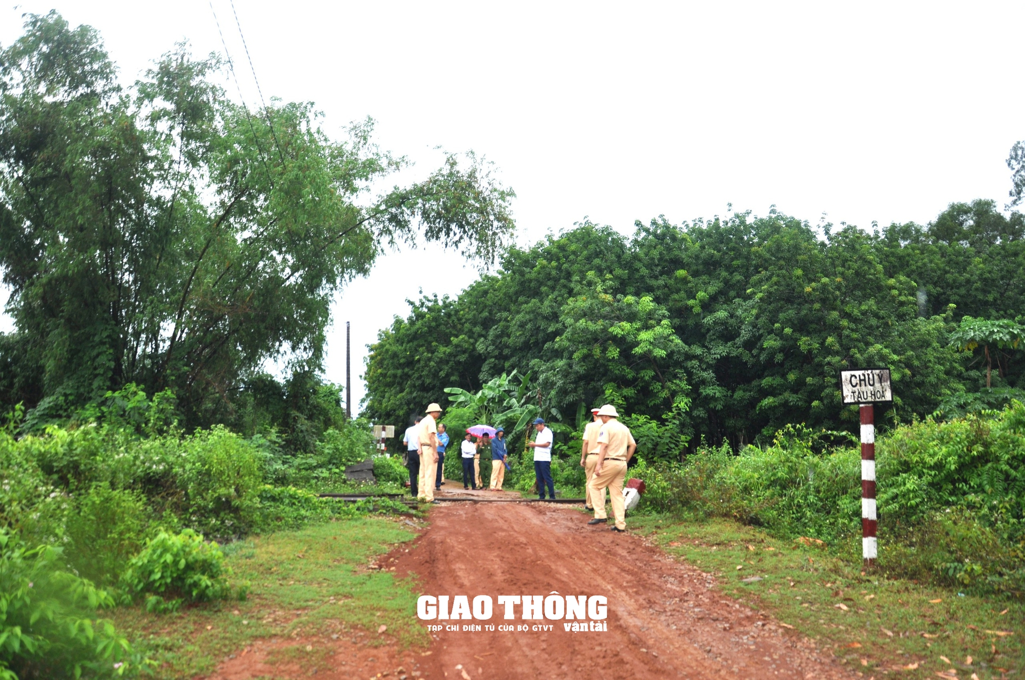 Kiểm tra, xử lý các lối đị tự mở, gây mất ATGT trên tuyến đường sắt Bắc-Nam ở tỉnh Quảng Trị - Ảnh 16.