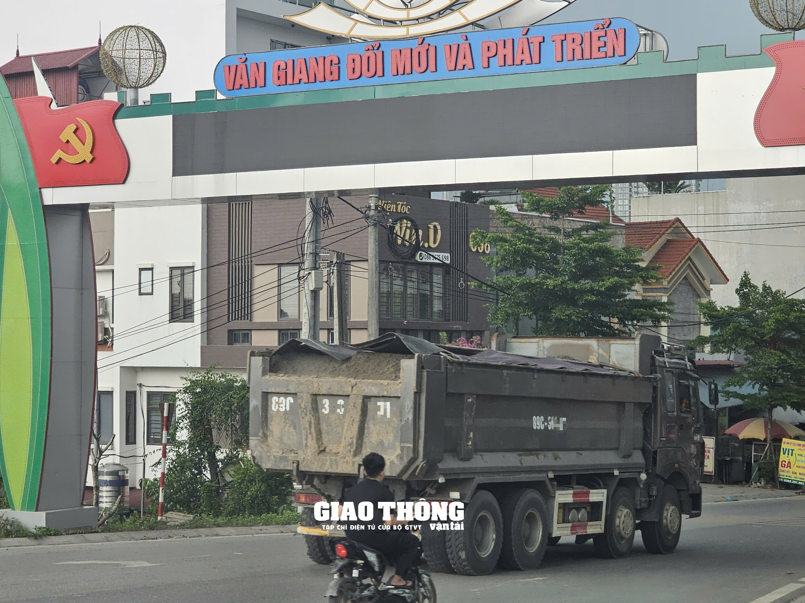 Chùm ảnh: Xe chở vật liệu có dấu hiệu quá tải chạy nườm nượp qua nhiều huyện thuộc tỉnh Hưng Yên- Ảnh 2. Chùm ảnh: Xe chở vật liệu có dấu hiệu quá tải chạy nườm nượp qua nhiều huyện thuộc tỉnh Hưng Yên- Ảnh 2.