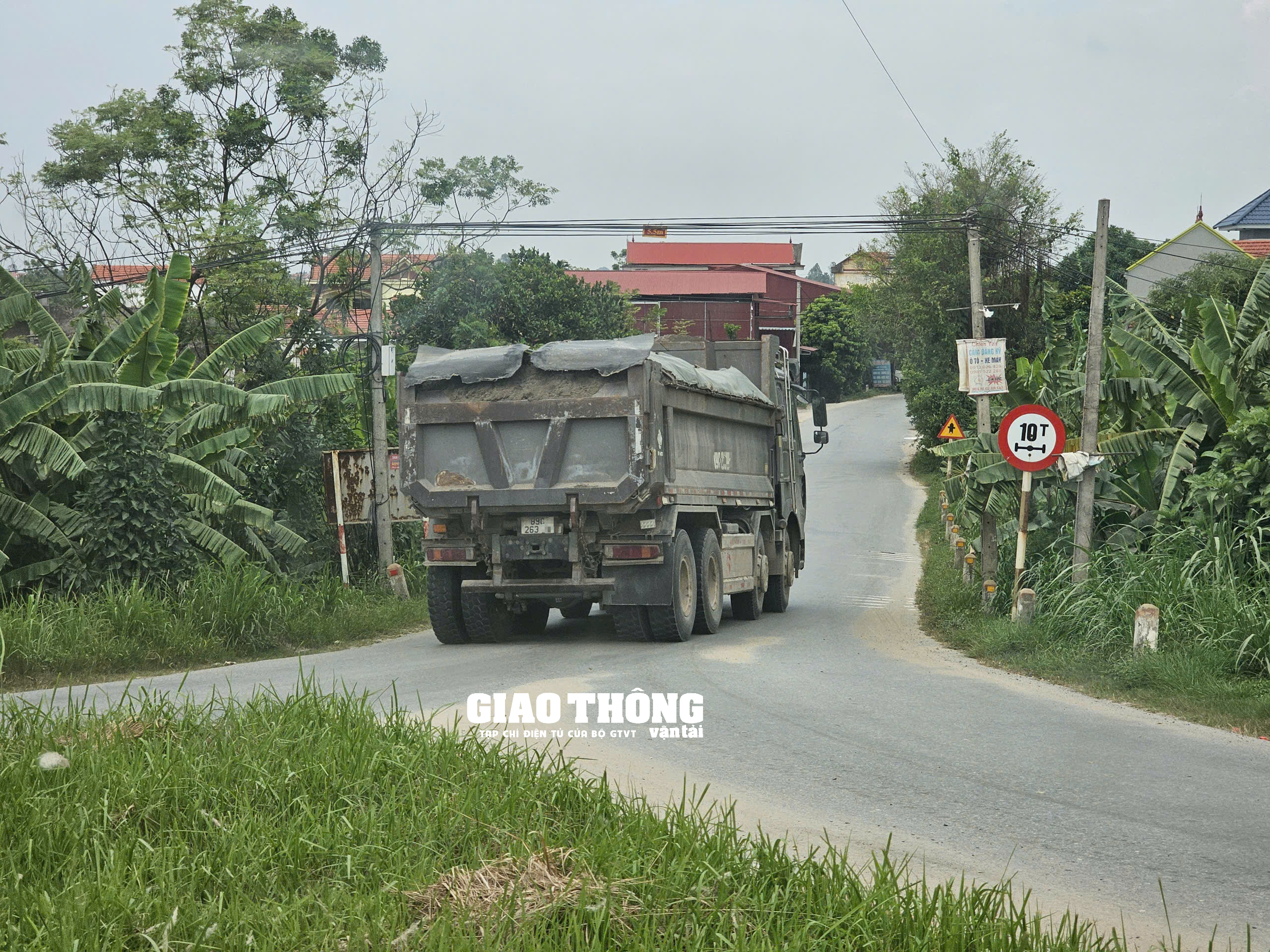Chùm ảnh: Xe chở vật liệu có dấu hiệu quá tải chạy nườm nượp qua nhiều huyện thuộc tỉnh Hưng Yên- Ảnh 1. Chùm ảnh: Xe chở vật liệu có dấu hiệu quá tải chạy nườm nượp qua nhiều huyện thuộc tỉnh Hưng Yên- Ảnh 1.