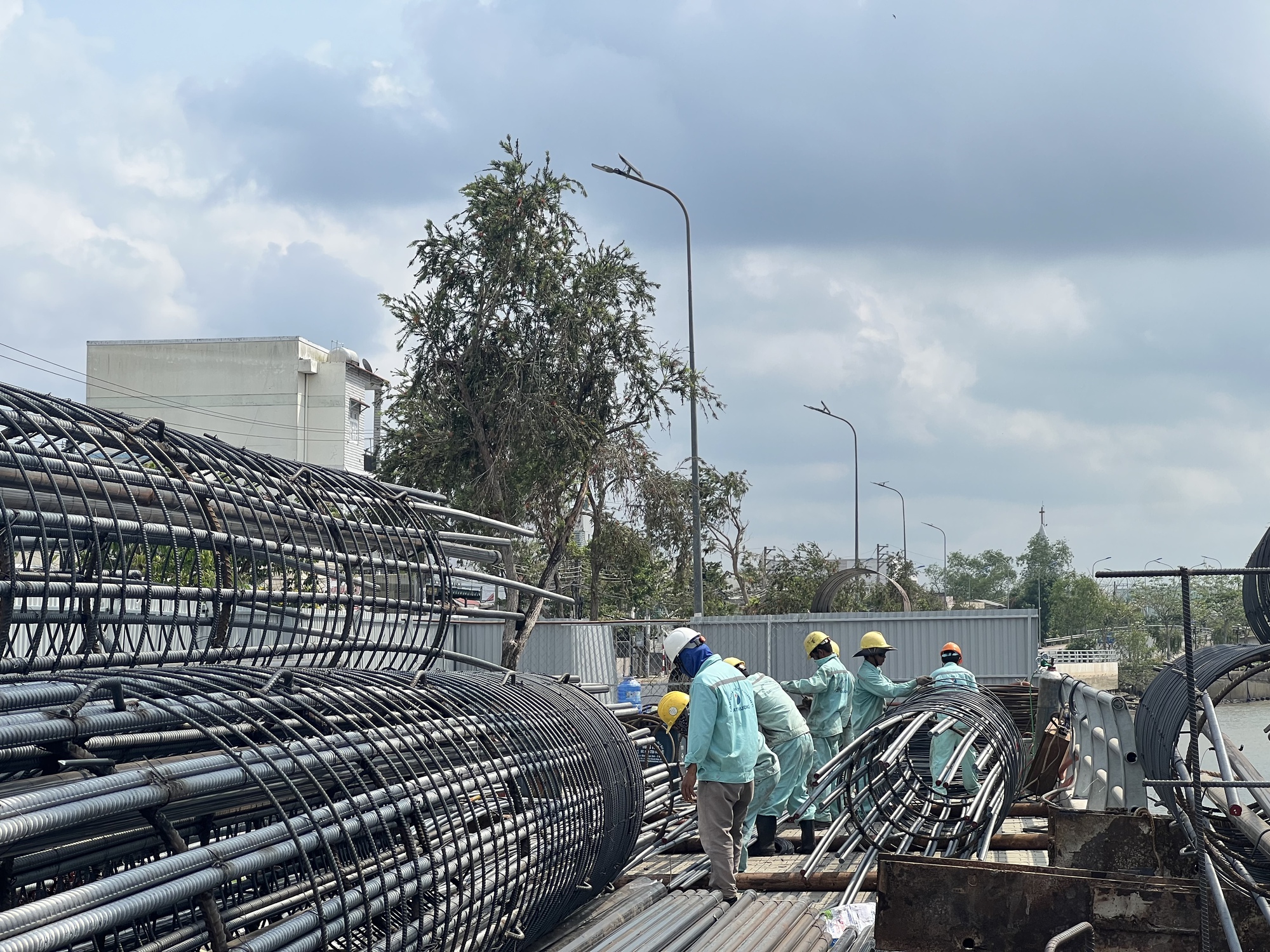 Tạm dừng thi công cầu Mỏ Cày do thiếu mặt bằng- Ảnh 3. Tạm dừng thi công cầu Mỏ Cày do thiếu mặt bằng - Ảnh 5.