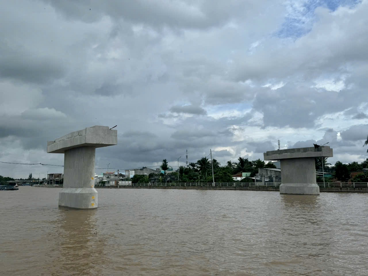 Tạm dừng thi công cầu Mỏ Cày do thiếu mặt bằng- Ảnh 2. Tạm dừng thi công cầu Mỏ Cày do thiếu mặt bằng - Ảnh 3.