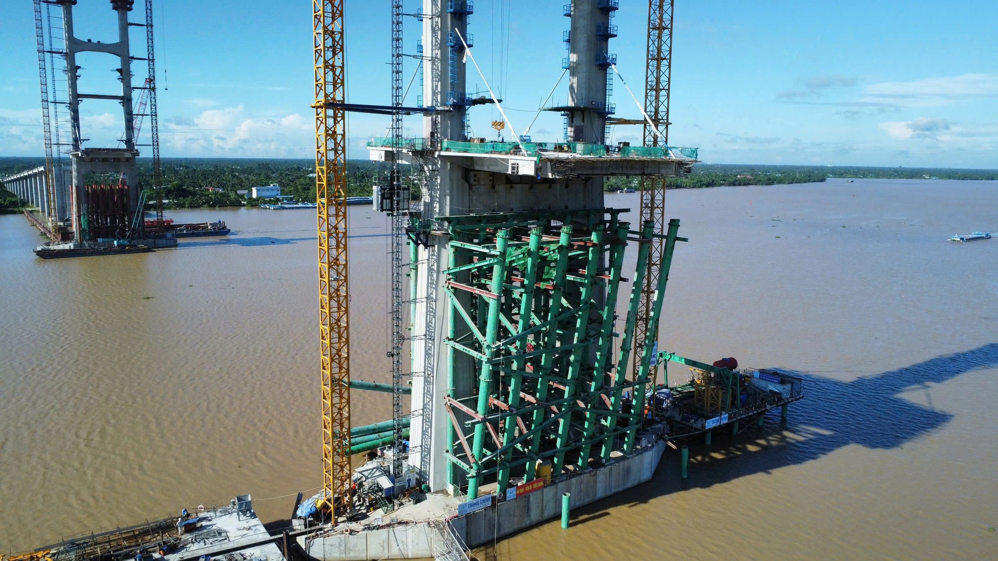 Cận cảnh cầu Rạch Miễu 2 thi công xuyên lễ- Ảnh 2.