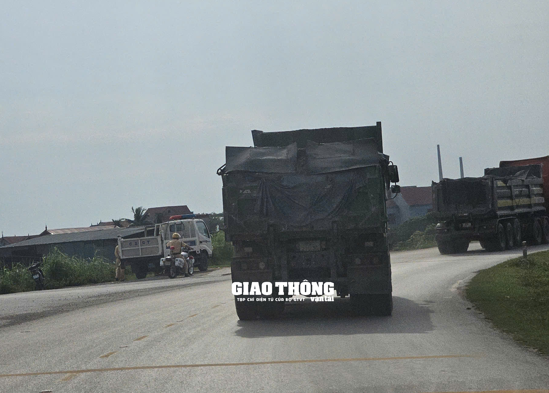 Xe có dấu hiệu quá tải vẫn