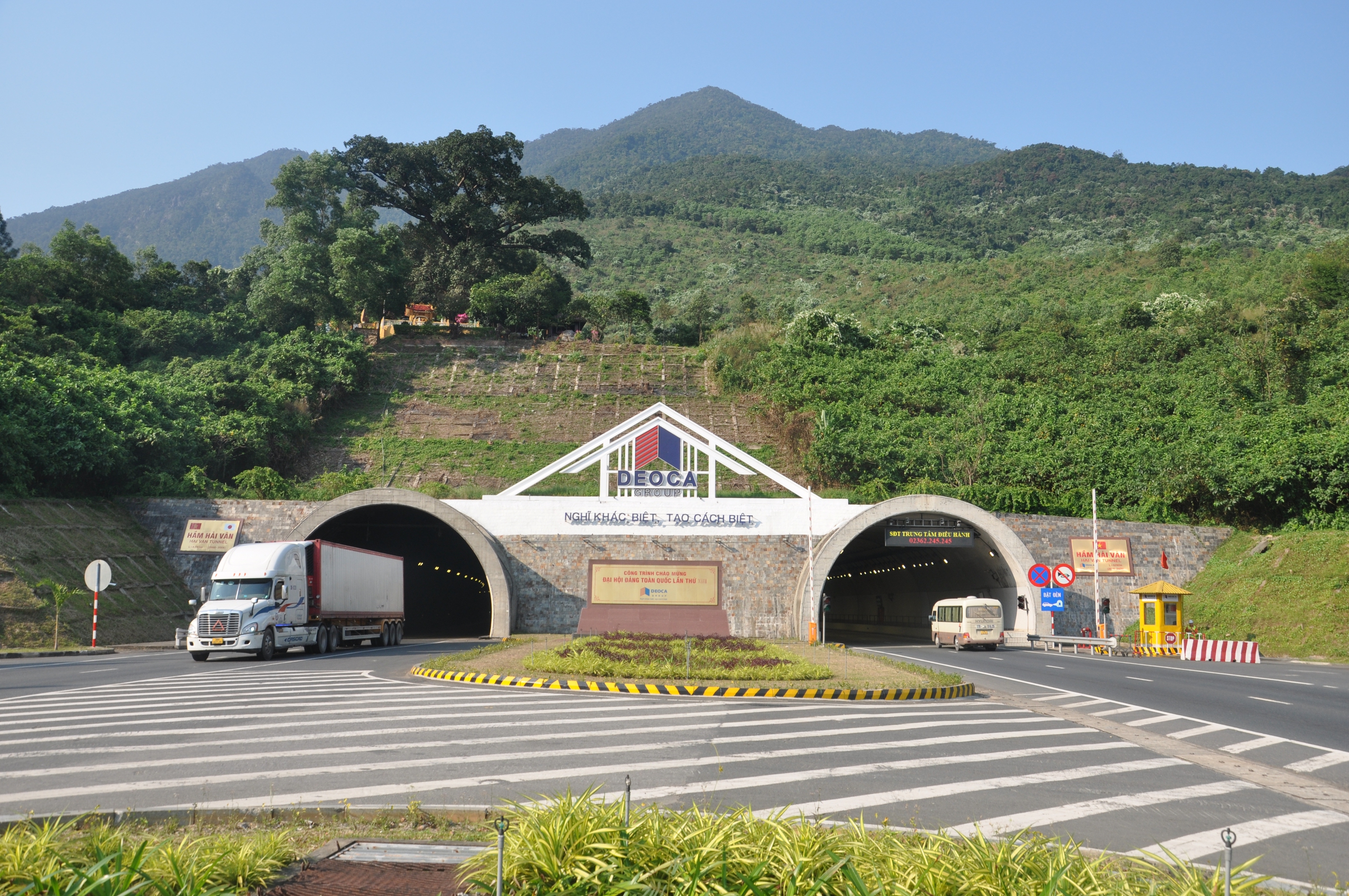 Nổ mìn thi công đường ven biển kết nối Cảng Liên Chiểu: Phân luồng, tổ chức giao thông qua hầm Hải Vân thế nào? - Ảnh 2.