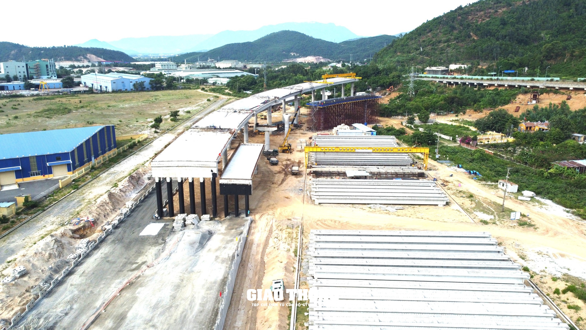 Nổ mìn thi công đường ven biển kết nối Cảng Liên Chiểu: Phân luồng, tổ chức giao thông qua hầm Hải Vân thế nào? - Ảnh 1.