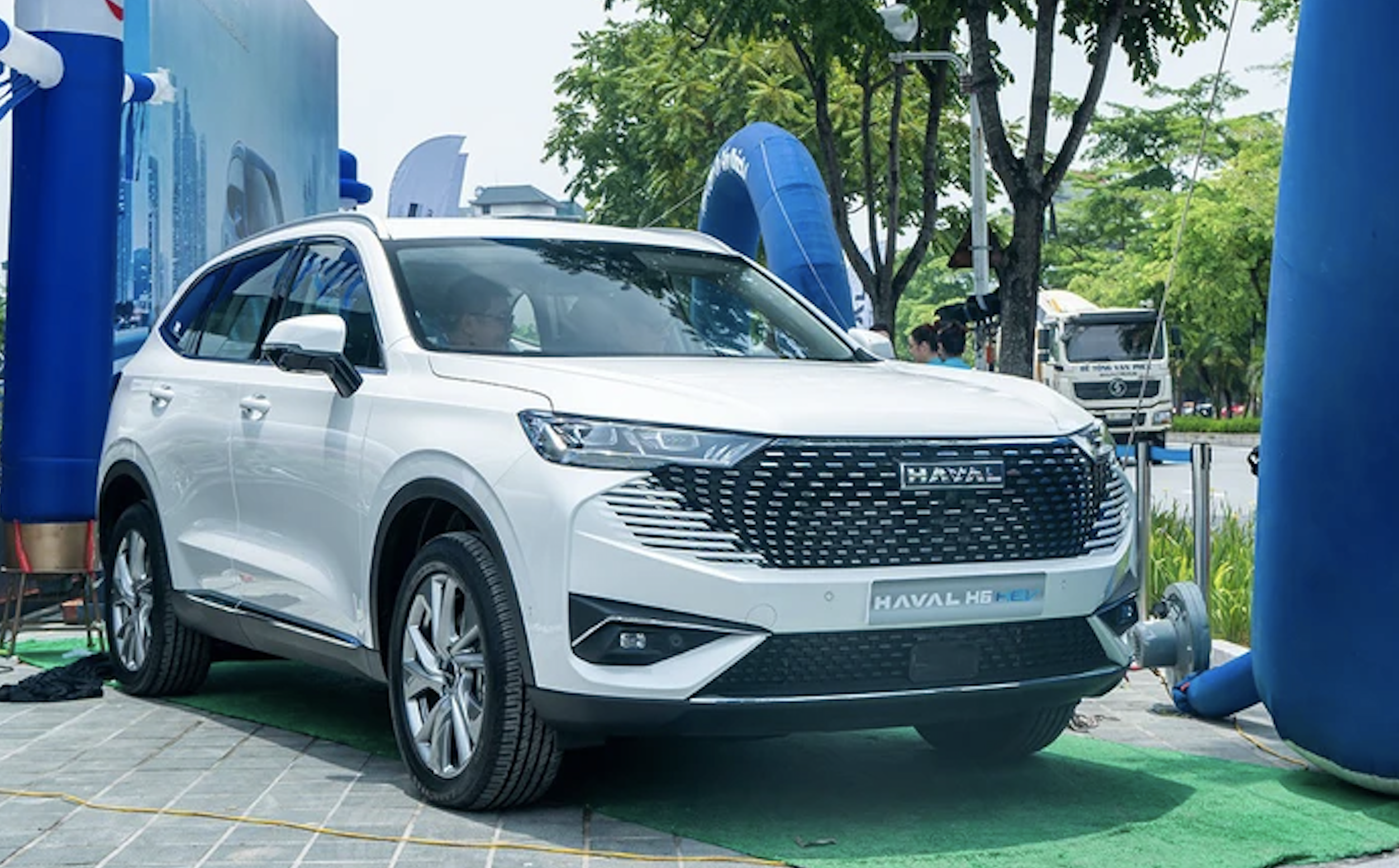 Cuộc chiến mới ở thị trường ô tô Việt Nam: Xe Hybrid liệu đủ sức làm khó xe điện?- Ảnh 2.