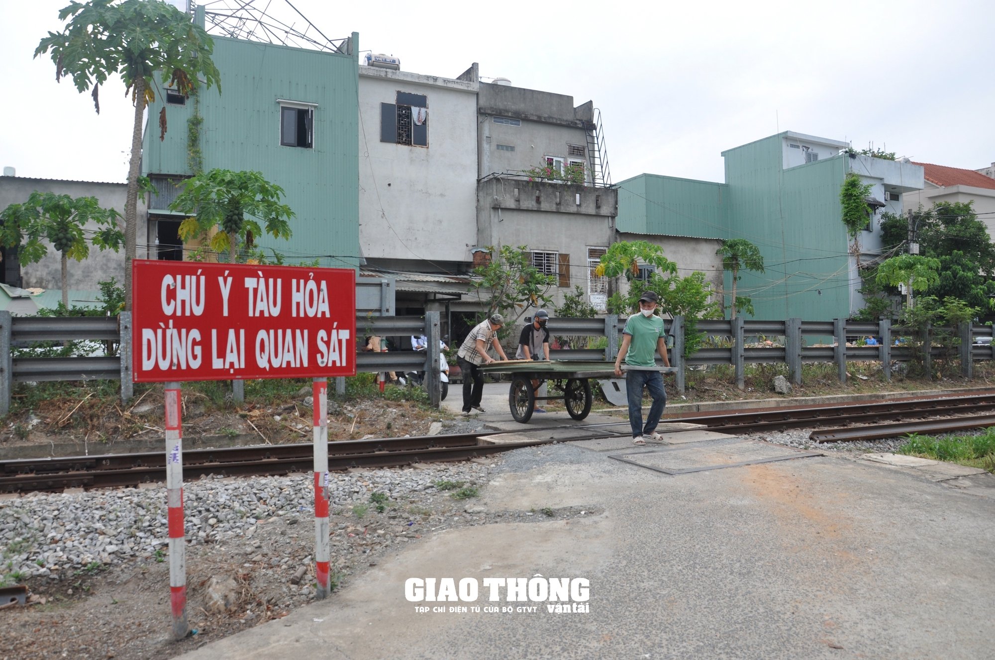 Tổ chức cảnh giới ở lối đi tự mở, đảm bảo ATGT đường sắt qua Đà Nẵng - Ảnh 1.